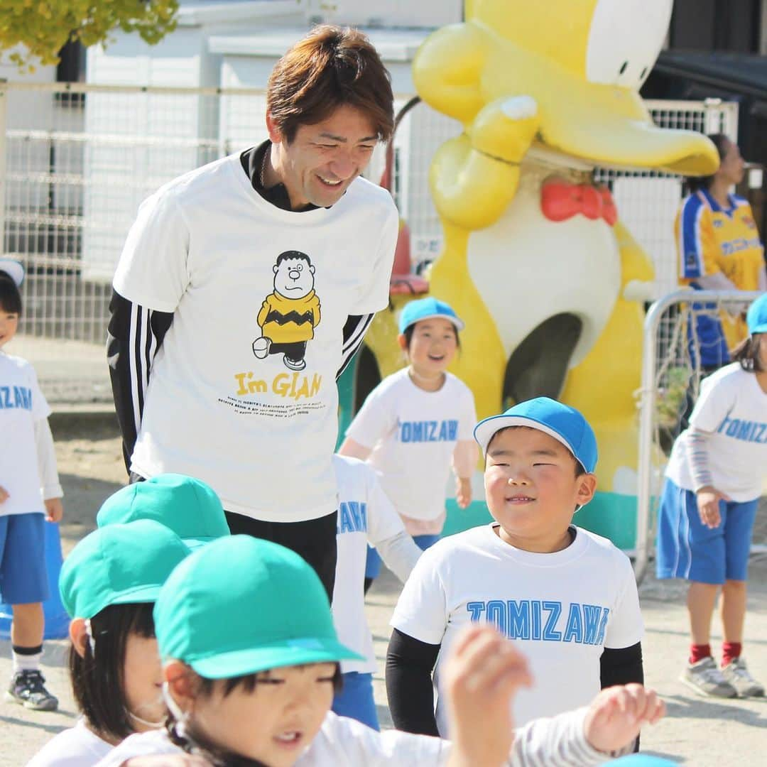 ベガルタ仙台さんのインスタグラム写真 - (ベガルタ仙台Instagram)「11月7日 富沢幼稚園にて、幼稚園キッズサッカーキャラバン サッカー教室を開催 #幼稚園キッズサッカーキャラバン #サッカー教室 #クラブコーディネーター #平瀬智行 #地域連携課スタッフ #菅井直樹 #ベガッ太 #スクールコーチ  #どうしてそんなに笑顔なの #ボール配り職人 #まさかすべるの #手で持つことから始めよう  #学校法人富沢学園富沢幼稚園 #クラブ創立25周年記念事業 #KIZUNA未来プロジェクト #絆フットボール  #ベガルタ仙台 #仙台 #サッカー #Jリーグ #2019シーズン #スローガン #ReVolution」11月7日 18時03分 - vegaltasendai