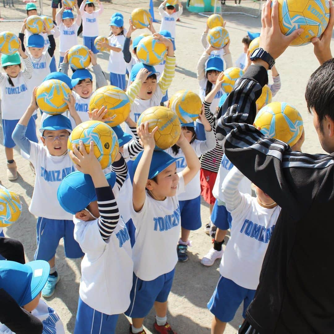 ベガルタ仙台さんのインスタグラム写真 - (ベガルタ仙台Instagram)「11月7日 富沢幼稚園にて、幼稚園キッズサッカーキャラバン サッカー教室を開催 #幼稚園キッズサッカーキャラバン #サッカー教室 #クラブコーディネーター #平瀬智行 #地域連携課スタッフ #菅井直樹 #ベガッ太 #スクールコーチ  #どうしてそんなに笑顔なの #ボール配り職人 #まさかすべるの #手で持つことから始めよう  #学校法人富沢学園富沢幼稚園 #クラブ創立25周年記念事業 #KIZUNA未来プロジェクト #絆フットボール  #ベガルタ仙台 #仙台 #サッカー #Jリーグ #2019シーズン #スローガン #ReVolution」11月7日 18時03分 - vegaltasendai