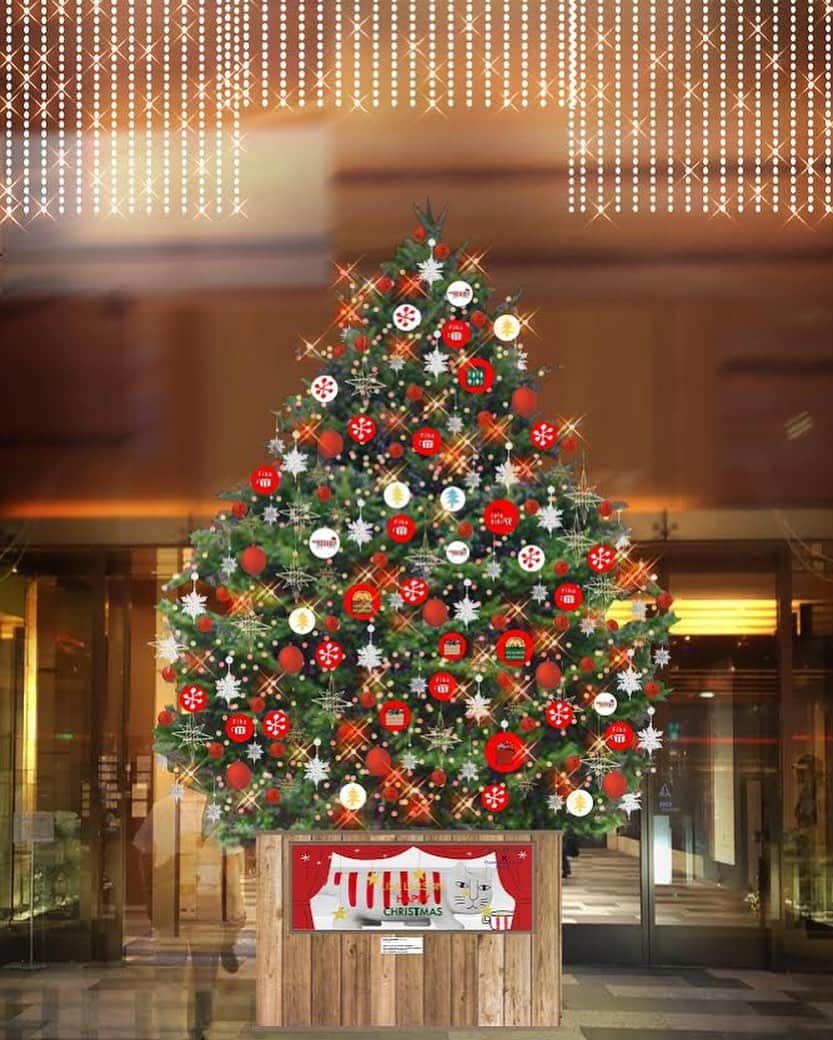 リサラーソンさんのインスタグラム写真 - (リサラーソンInstagram)「"リサ・ラーソンの、いちばんはやいクリスマス"﻿ ﻿ 現在マロニエゲート銀座で開催中のコラボカフェ「LISA LARSON Fika TOKYO」にちなんで、本日より12/25まで、期間限定でリサ・ラーソンのコラボクリスマス装飾がスタートします！﻿ ﻿ 生のもみの木を使った本格的なツリーが見どころ。﻿ フロアのミニツリーにはリサのぬいぐるみが隠れているので探してみてくださいね。﻿ ﻿ ※写真はイメージです。﻿ ﻿ ＝＝＝＝＝＝＝＝＝＝＝﻿ ▼カフェのご予約はこちらから！﻿ https://www.lisalarson.jp/news/2019/09/5555.php ﻿ ﻿ #lisalarson #LisaLarson #sweden #北欧 #北欧雑貨 #北欧インテリア #リサラーソン #スウェーデン #インテリア #マーケット #ショッピング #マロニエゲート #銀座 #コラボカフェ #コラボクリスマス　#猫 #ねこ #Fika #フィーカ  #クリスマス ﻿」11月7日 18時07分 - lisalarsonjp