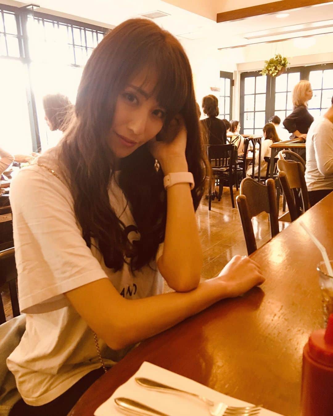 のインスタグラム：「﻿ ﻿ 最近ほんとアプリに頼りすぎて﻿ どんどん写真と実物のギャップが...﻿ ﻿ ﻿ なので、最近はアプリ使わずに撮るようにしてて﻿ 全身はいいんだけど、﻿ やっぱアップになると﻿ 法令線やらクマやら...﻿ ﻿ ﻿ もうすぐ誕生日🎂でまた歳を重ねるので﻿ #アンチエイジング　もちゃんとしなきゃ😱﻿ ﻿ ﻿ #スウィートインスタ #スウィートインスタガールズ #model #photooftheday #instagood #instafollow #followme #love #tagsforlikes #happy」