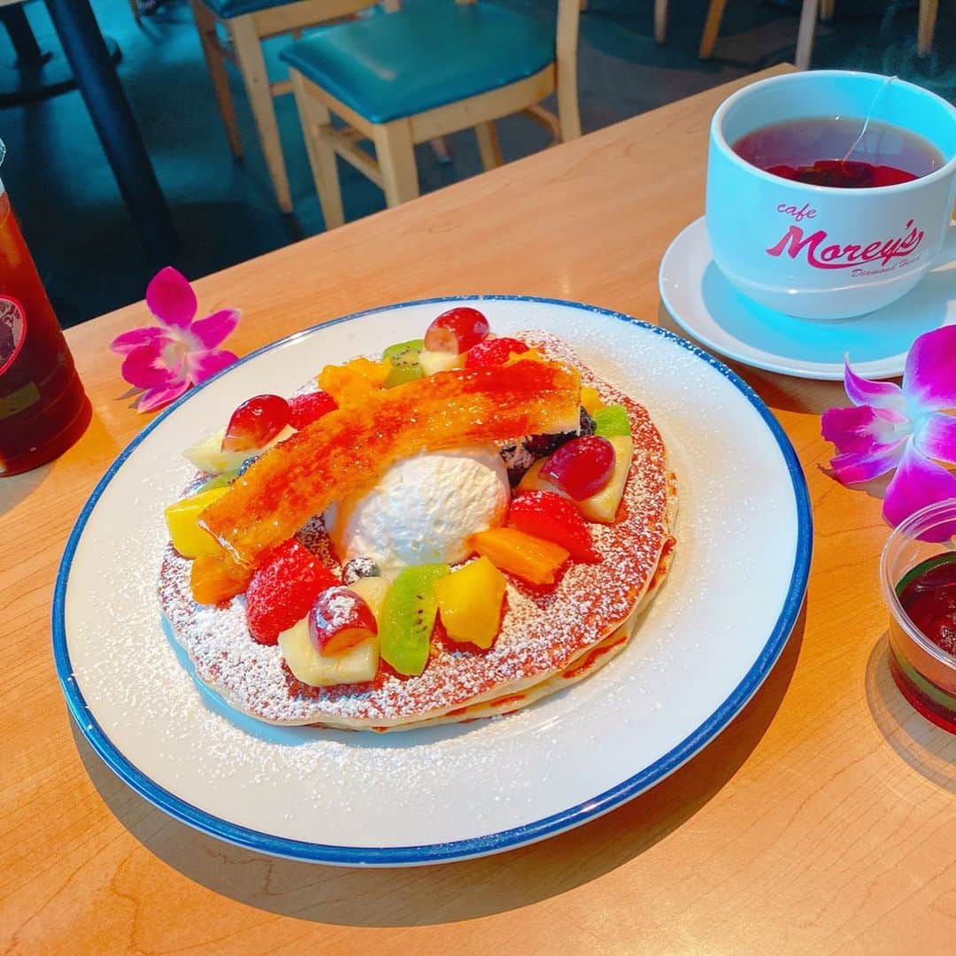 中島亜莉沙さんのインスタグラム写真 - (中島亜莉沙Instagram)「@cafemoreys で朝食を😋🍴 開放的なカフェでフルーツたっぷりなアサイーボウルとパンケーキ食べたよ🌺🌈 パンケーキの上に乗っているバナナのキャラメリゼが、パリパリで香ばしくてとても美味しかった🙌🏻❤️ @alohagirl.me  #ティファニーで朝食を的な #cafemorys #cafe #hawaii #aloha #asaiibowl #pancakes #alohagirl #ハワイ #モリーズ #アサイーボウル #パンケーキ #アロハガール #外観撮るのさすがに遠すぎんて思った人と繋がりたい」11月7日 18時10分 - arisan_days