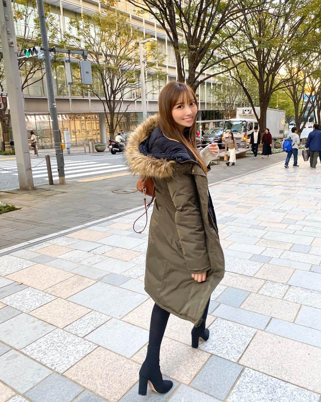 岡部あゆみさんのインスタグラム写真 - (岡部あゆみInstagram)「いっぱい歩いた👟☺︎﻿ ﻿ ﻿ このコート なんとリバーシブルなんです♡﻿ ひっくり返すと がらっと雰囲気が変わって お得感すごい✨ファーもボリュームがあって高級感あるし 何より暖かい! この冬大活躍間違いなしです^ ^❄️﻿ まだ日中は暖かいけど 夕方は冷えますね☃️﻿ ﻿ coat @rienda_official﻿ #rienda #pr #roppongihills #リエンダ #ダウンコート #リバーシブル #お散歩 #六本木けやき坂」11月7日 18時12分 - ayumi_okabe