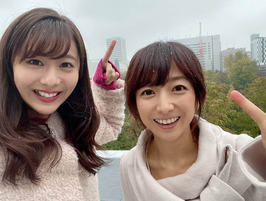 佐藤彩さんのインスタグラム写真 - (佐藤彩Instagram)「今日の午後、札幌で初雪が観測されました❄️﻿ 平年より10日遅く、昨年より13日早かったそうです。﻿ ﻿ ちょうどお昼を食べて会社に戻っていたときに「なんだかみぞれっぽいね！」という話をしていたのですが…﻿ アナ部に戻って窓から見ていると、どんどん白く、雪として見えるように❄️﻿ ﻿ これは初雪だねー⛄️﻿ ということで、屋上で撮影タイム📷﻿ ﻿ ﻿ 初雪にテンション高めの大堀アナ！🤣﻿ 愛媛出身で、今年北海道に来て初めての雪ですものね！ 大喜びしていてかわいい😊💕﻿ ﻿ ﻿ 私は初〇〇にはしゃぐタイプなのであれですが…﻿ 初雪を見て喜ぶ姿は、毎年雪を見ているアナ部メンバーの反応とかなり違っていて、新鮮でしたよ！笑﻿ (😐😞😩←こんなイメージの方々もいました。笑)﻿ ﻿ ﻿ ﻿ さて、ここからはお知らせです🌟﻿ 明日、チカホで「HBCアナウンサーカレンダー2020」の販売会が行われます😃﻿ ﻿ 「憩いの広場」(おそらく最寄りは3番出口)で、10時〜19時の間です！﻿ ﻿ 私は12時から1時間くらいいる予定ですので、ぜひお立ち寄りください😊　﻿ ﻿ 明日も寒くなりそうです。﻿ ぜひ暖かくしてお越しくださいね✨﻿ ﻿ ﻿ #札幌　#初雪　#雪舞い月﻿ #テンション高め #大堀結衣 アナ﻿ #HBC #アナウンサー　#佐藤彩﻿ #HBCアナウンサーカレンダー2020  #全道の主な書店 #インターネットで販売中 #明日8日はチカホで販売会﻿ #カレンダーの話　#詳しくはまた今度」11月7日 18時16分 - hbc_ayasato