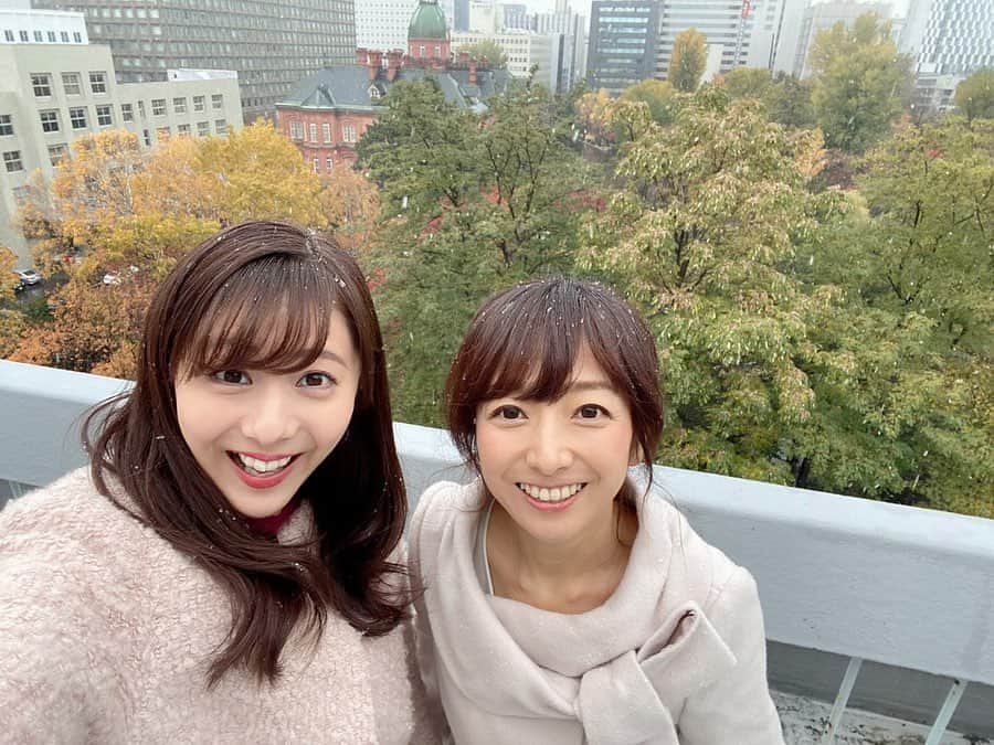 佐藤彩さんのインスタグラム写真 - (佐藤彩Instagram)「今日の午後、札幌で初雪が観測されました❄️﻿ 平年より10日遅く、昨年より13日早かったそうです。﻿ ﻿ ちょうどお昼を食べて会社に戻っていたときに「なんだかみぞれっぽいね！」という話をしていたのですが…﻿ アナ部に戻って窓から見ていると、どんどん白く、雪として見えるように❄️﻿ ﻿ これは初雪だねー⛄️﻿ ということで、屋上で撮影タイム📷﻿ ﻿ ﻿ 初雪にテンション高めの大堀アナ！🤣﻿ 愛媛出身で、今年北海道に来て初めての雪ですものね！ 大喜びしていてかわいい😊💕﻿ ﻿ ﻿ 私は初〇〇にはしゃぐタイプなのであれですが…﻿ 初雪を見て喜ぶ姿は、毎年雪を見ているアナ部メンバーの反応とかなり違っていて、新鮮でしたよ！笑﻿ (😐😞😩←こんなイメージの方々もいました。笑)﻿ ﻿ ﻿ ﻿ さて、ここからはお知らせです🌟﻿ 明日、チカホで「HBCアナウンサーカレンダー2020」の販売会が行われます😃﻿ ﻿ 「憩いの広場」(おそらく最寄りは3番出口)で、10時〜19時の間です！﻿ ﻿ 私は12時から1時間くらいいる予定ですので、ぜひお立ち寄りください😊　﻿ ﻿ 明日も寒くなりそうです。﻿ ぜひ暖かくしてお越しくださいね✨﻿ ﻿ ﻿ #札幌　#初雪　#雪舞い月﻿ #テンション高め #大堀結衣 アナ﻿ #HBC #アナウンサー　#佐藤彩﻿ #HBCアナウンサーカレンダー2020  #全道の主な書店 #インターネットで販売中 #明日8日はチカホで販売会﻿ #カレンダーの話　#詳しくはまた今度」11月7日 18時16分 - hbc_ayasato