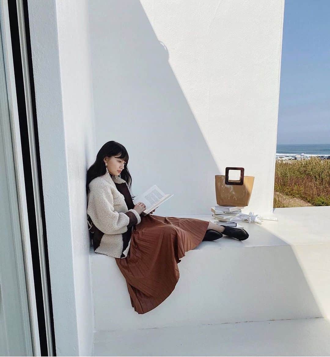 shihori.kathleenのインスタグラム：「. ( ___________ )の 秋 . ☁️📚👢🌞」