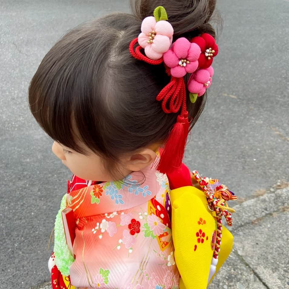 yu nakamura ヘアアレンジ hairarrangeのインスタグラム：「姪っ子ちゃんの七五三♡ 可愛いから髪飾りが良く似合った🌸 娘がいない分おばちゃん張り切っちゃった♡  #七五三ヘア#七五三#つまみ細工 #ハンドメイド#一宮市#真清田神社#つまみ細工髪飾り」