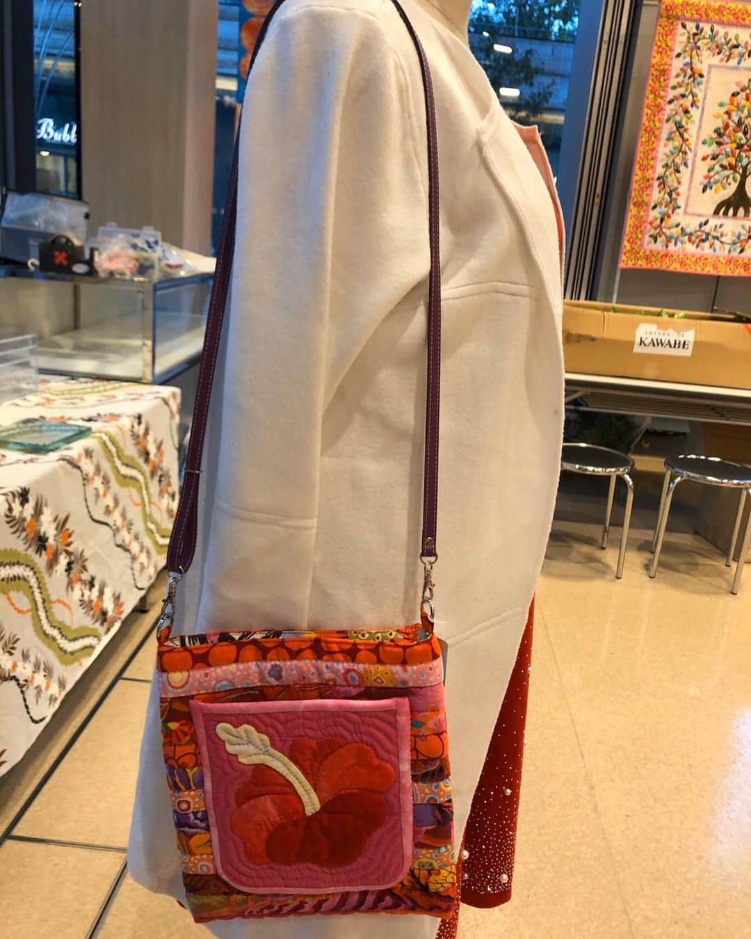 のインスタグラム：「今日から二子玉川のイッツコムホールでオハナキルト展がはじまります。みんなの制作したフレンドシップキルトが50枚近く展示されてコンテストになっています。毎日先着50名の方にプレゼントもあるみたいですよ。新しいキルトのキットはもちろんオリジナルのパジャマやタオルもいっぱい出ています。そして出来上がりのキルトのバッグもあります。8、9、10の3日間やっています。遊びに来てくださいね。#キャシーマム#キャシー中島のオリジナルキット #二子玉」
