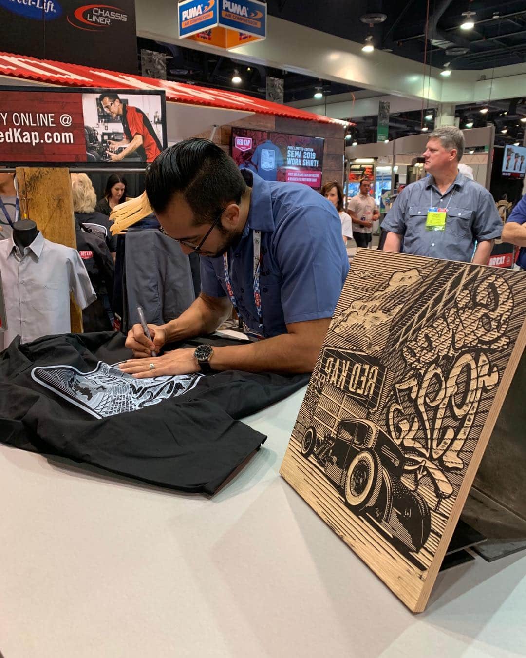 のインスタグラム：「We’ve got artist @therealoldschoolalex in our booth until 12 signing our SEMA giveaway shirts. Come by our indoor booth 10351! #sema2019」
