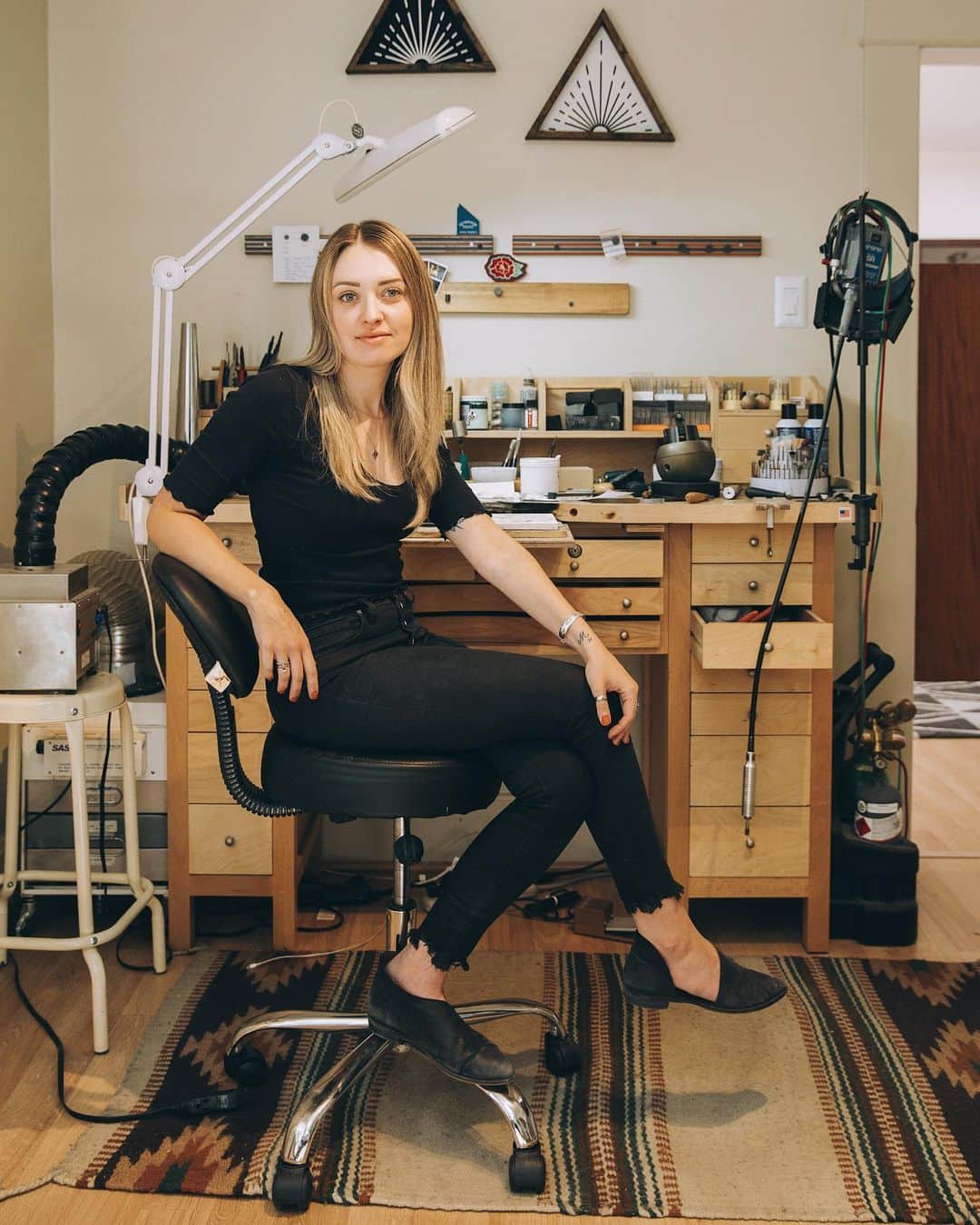 ローレン·ランドルフのインスタグラム：「Lindsay of @honeyandgoldies inside her studio, serving up some holiday gift goods this month. 🖤」