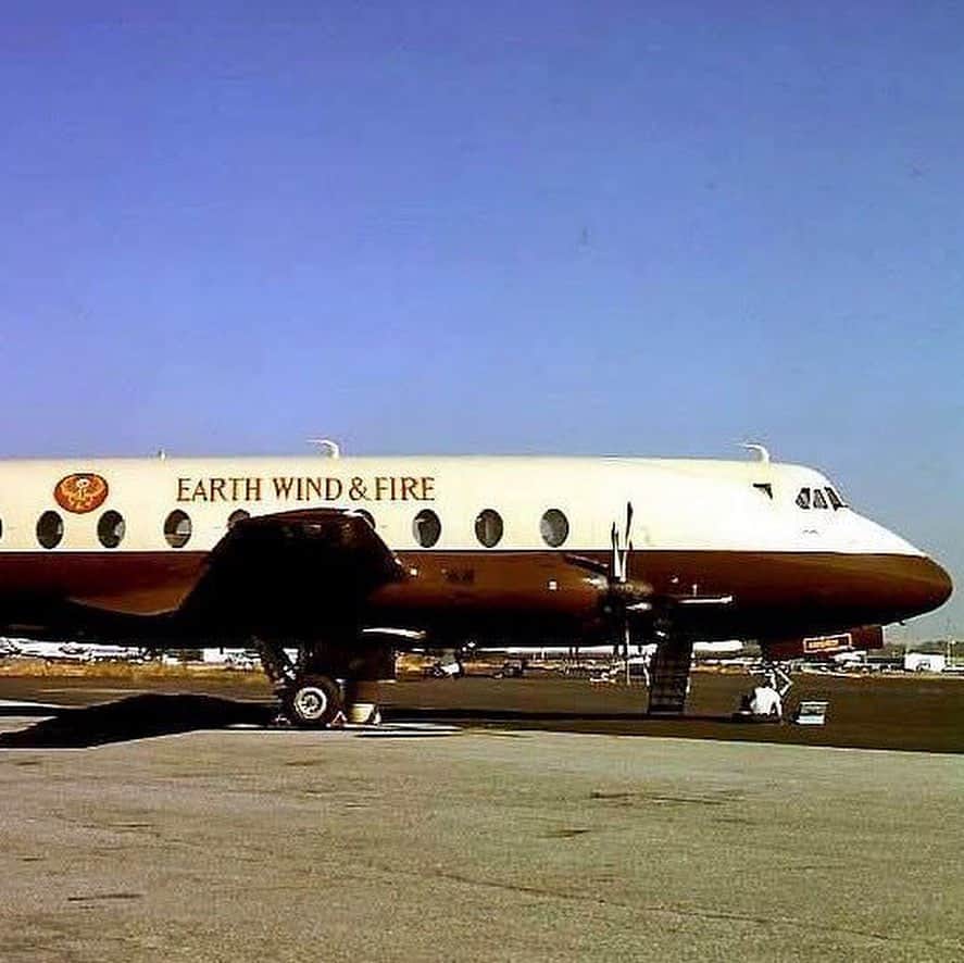 アース・ウィンド・アンド・ファイアーさんのインスタグラム写真 - (アース・ウィンド・アンド・ファイアーInstagram)「#ThrowBackThursday #TBT⠀ Ⓢwipe ➩ 𝑨𝒍𝒍 𝒂𝒓𝒐𝒖𝒏𝒅 𝒕𝒉𝒆 𝒘𝒐𝒓𝒍𝒅 𝒘𝒊𝒕𝒉 𝒖𝒔 𝒊𝒏 𝒅𝒊𝒇𝒇𝒆𝒓𝒆𝒏𝒕 𝒑𝒓𝒊𝒗𝒂𝒕𝒆 𝒑𝒍𝒂𝒏𝒆𝒔 ✈️⠀ 1) Vickers 793D Viscount - N24V that we boarded during the "Spirit Tour" in 1976. ⠀ 📸 Daniel Tanner, 1976⠀ ⠀ 2 & 3) Vickers 745D Viscount - N220RC that we boarded during the "Tour of the World" in 1979. Then in July 1979 it was repainted with a cream and brown livery. ⠀ 📸 The Samba Collection, 1979⠀ ⠀ #EarthWindAndFire ⠀ #EWF50」11月8日 4時32分 - earthwindandfire