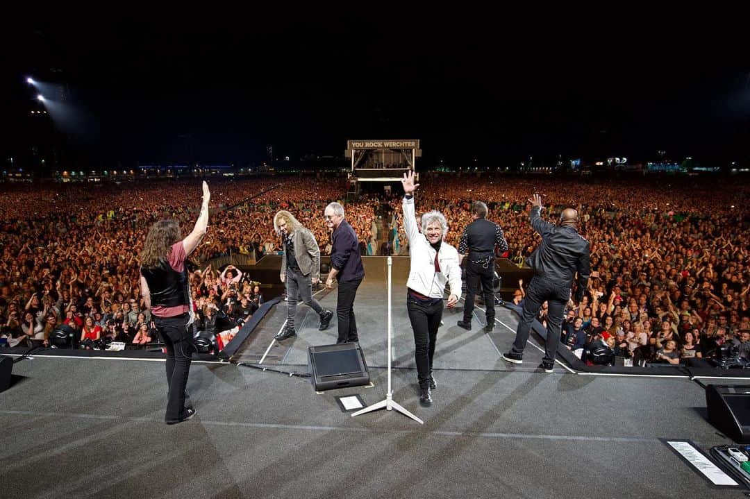 Bon Joviさんのインスタグラム写真 - (Bon JoviInstagram)「Hands up if you’re excited for the weekend 🙌」11月8日 4時39分 - bonjovi