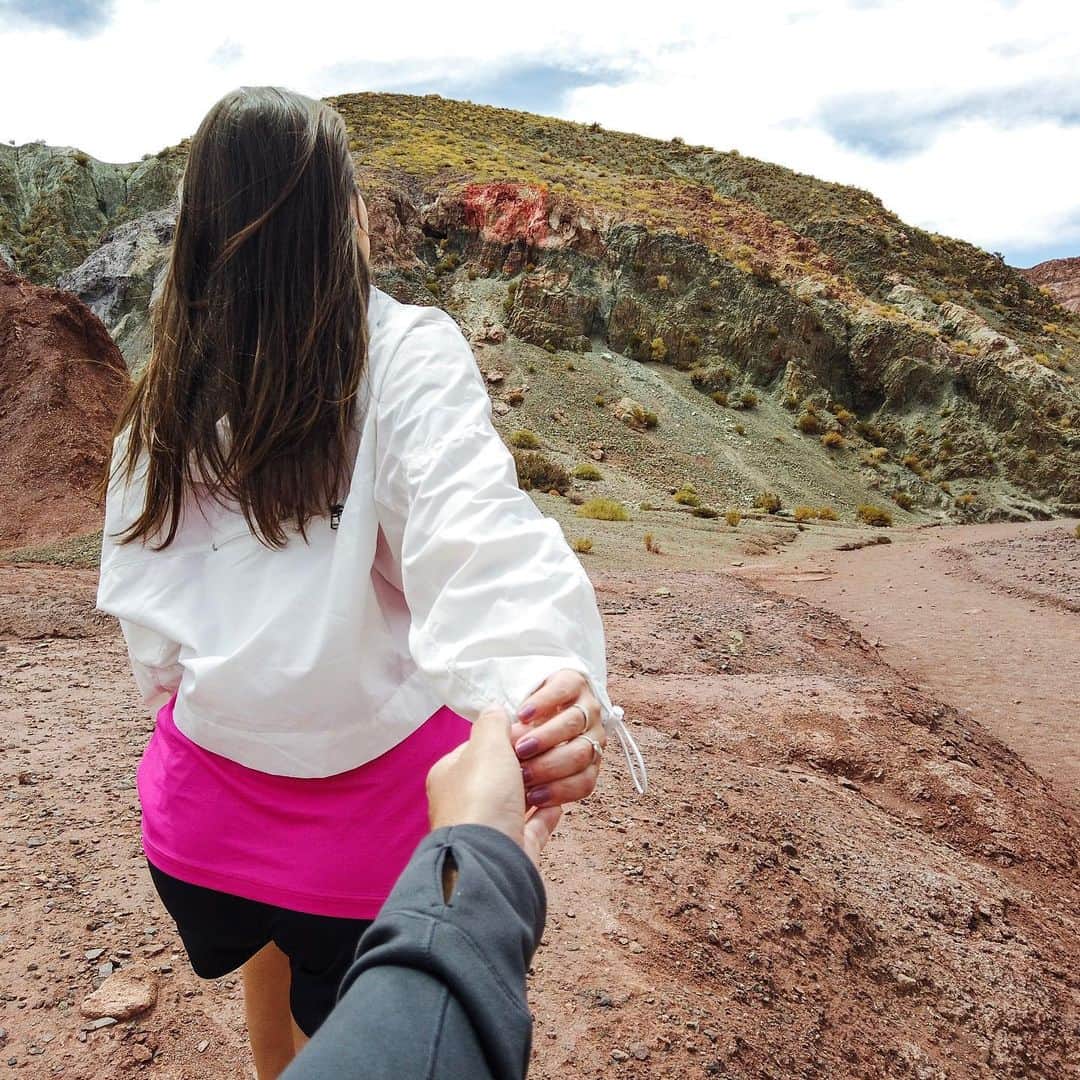 Bruna Unzuetaのインスタグラム：「Aquela foto clichê de casal 🥰 só pra mostrar o Vale Do Arco Iris e sua coloração incrível 🌈 essa montanha é verde água, por conto de vários minerais... #chiletravel」
