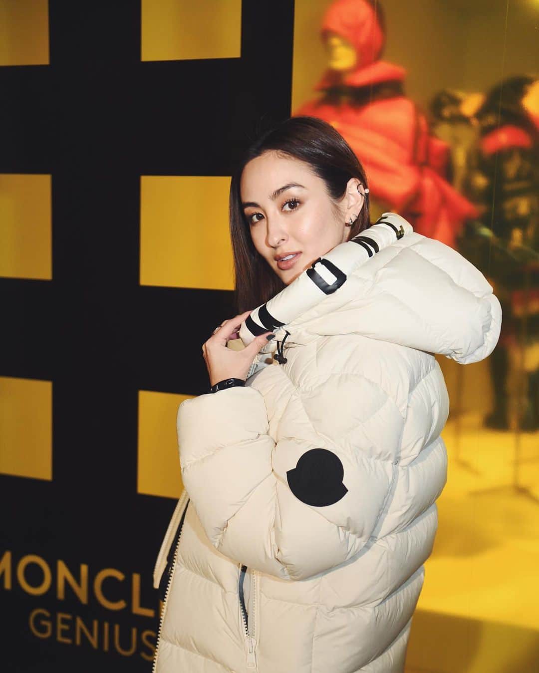 オードリー亜谷香のインスタグラム：「Winter is coming... is it still acceptable to make Game of Thrones references? Keeping toasty with @moncler #moncler #monclergenius」