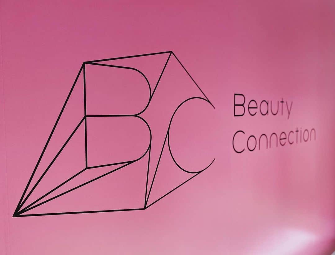 布川桃花さんのインスタグラム写真 - (布川桃花Instagram)「11月8日に 銀座に新しくオープンする美容施設 Beauty Connection Ginza(@bcginza)を内覧✔︎ . Beauty Entertainmentをテーマに ビューティーケア商品、フード&ドリンク、 美容医療、ヘアスタイリングの4つのフロアで 構成されている美の複合施設💐 . 1F Inspiration Salonは 美容機器やコスメなど美に アプローチする商品が並ぶビューティーサロン。 . 2F Fruits Salonでは 代々木上原の人気パティスリー“BIEN-ÊTRE pâtisserie”の オーナー馬場麻衣子さんが監修していて 旬のフルーツを使ったフルコースが楽しめます🍇 . 3F Medical Salonは 美を内側から引き出す会員制の美容クリニック。 豊富な最新美容マシンが揃っていて 個々に合った施術を受けられるよ💫 . 4F Hair Salonは 本質的な美しさを引き出し“髪や肌や身体にいいこと”を 追求したヘアサロン。 アフロートを手掛ける宮村浩気さんが監修していて それぞれの髪質に応じたメニューも豊富に用意されてた💇🏻‍♀️ ヘアアレンジお願いしたら 10分くらいでおしゃれなお団子にしてくれた💕 . ここで1日を過ごせるくらい充実した施設だから 美容好きな方はぜひ一度足を運んで欲しい❤︎ . #BCGinza #BCG #銀座 #ginza #PR」11月7日 20時28分 - momoka_fukawa