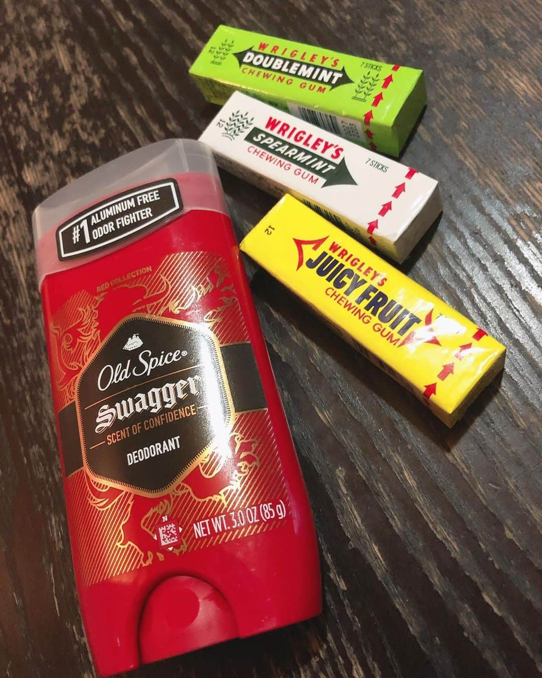 奥本健さんのインスタグラム写真 - (奥本健Instagram)「先日の沖縄の自分みやげ  デオドラント Wrigley'sのガム 沖縄県民なら誰もが食べてたガム 店のおばちゃん情報によると Wrigley'sガム生産中止になるみたい え~ホントにぃ😑‪𐤔 こんなに長年、沖縄の商店という商店に陳列してた定番ガムでニーズあるはずだけどなぁとは思いつつ… 時代や量販店の余波を受けての事なら考え得る これも沖縄の1部だから何とか 残ってて欲しいな^^; (沖縄Soul Food応援)  移り行く国際通りや平和通りを背にしながら、時の経過を感じるのでした。  #沖縄お菓子 #ダブルミントガムゥ #CM思い出す #デオドラント #種類と匂い豊富」11月7日 20時31分 - ken_okumoto