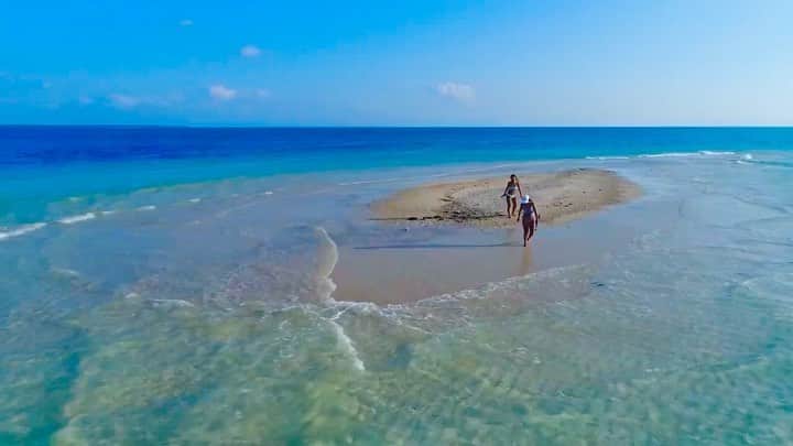 のインスタグラム：「. 幻の島🌏 . . 満潮には消えるって言われてる らしいんだけど意外にあるらしい🙊 . . ドローンすごい🤩🤩 (どんだけ私帽子飛ばすのw) . . 石垣で聞いてた歌あわせたらよき✌🏾 音楽聴いたらたくさんの思い出 よみがえる🔥🔥🔥 . . . . 📍#石垣島 #幻の島 📷 #drone . .」