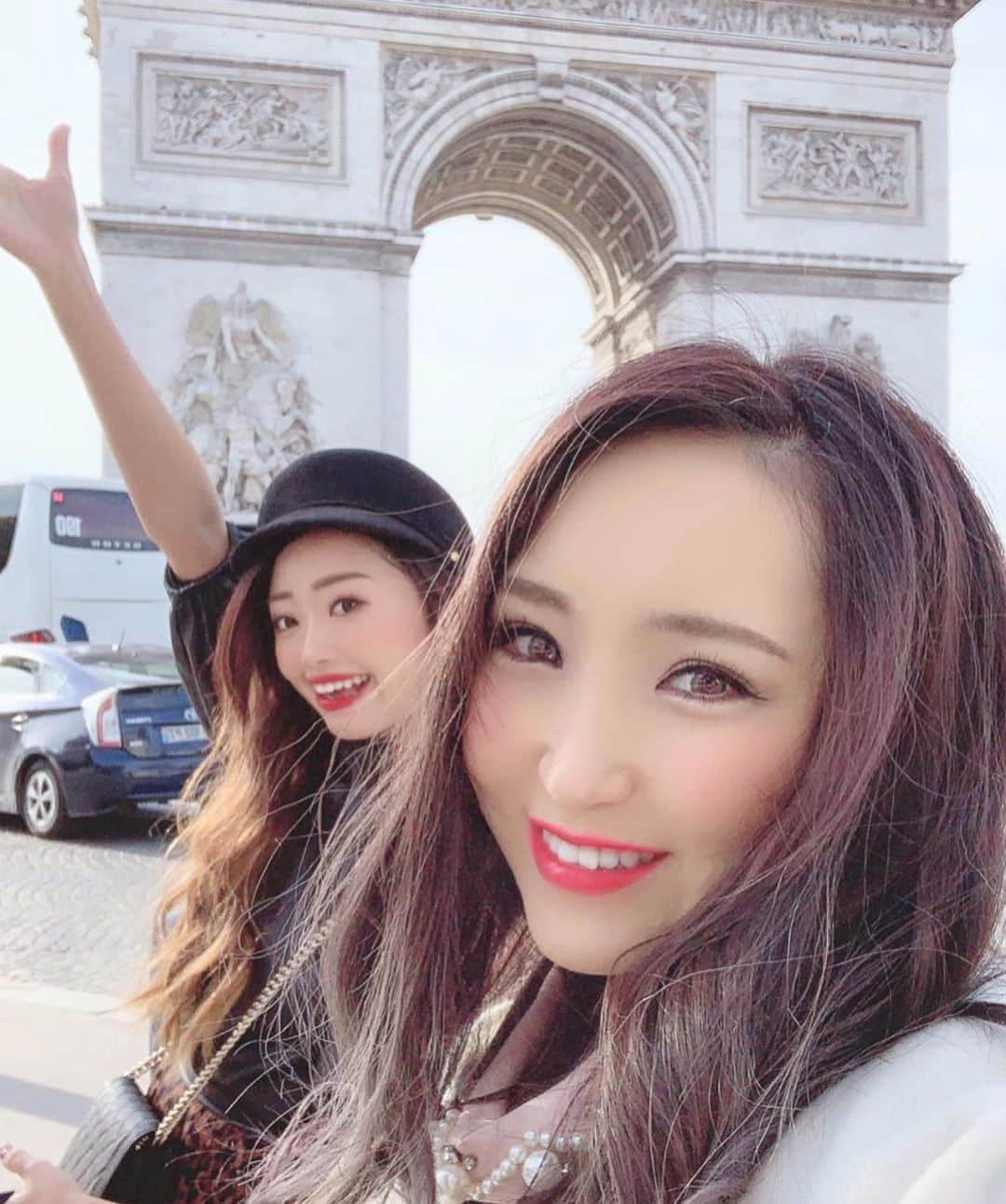 駄原杏里沙さんのインスタグラム写真 - (駄原杏里沙Instagram)「＊ 📍エトワール凱旋門🏛 ・ ・ ずっと行ってみたかった念願の フランス🇫🇷パリ🥺❤️ ・ 凱旋門前の道路は信号なくて みんな自由すぎた、、🚗💨 そして横断歩道なくてびっくり😧 凱旋門の上は展望台があるみたいで いつか登ってみたいなー😛 ・ ・ #france#france🇫🇷#travel#paris  #instatravel#code#atriumphalarch  #champselysees#arcdetriomphe  #フランス#フランス旅行#エトワール凱旋門  #凱旋門#シャンゼリゼ通り#コーデ  #秋コーデ#ザラジョ#レオパード #シャネル#映画の世界#パリ#パリ旅行#女子旅#基本バック開けっぱなし#こういうところ直したい」11月7日 20時35分 - arisadahara_bl8m