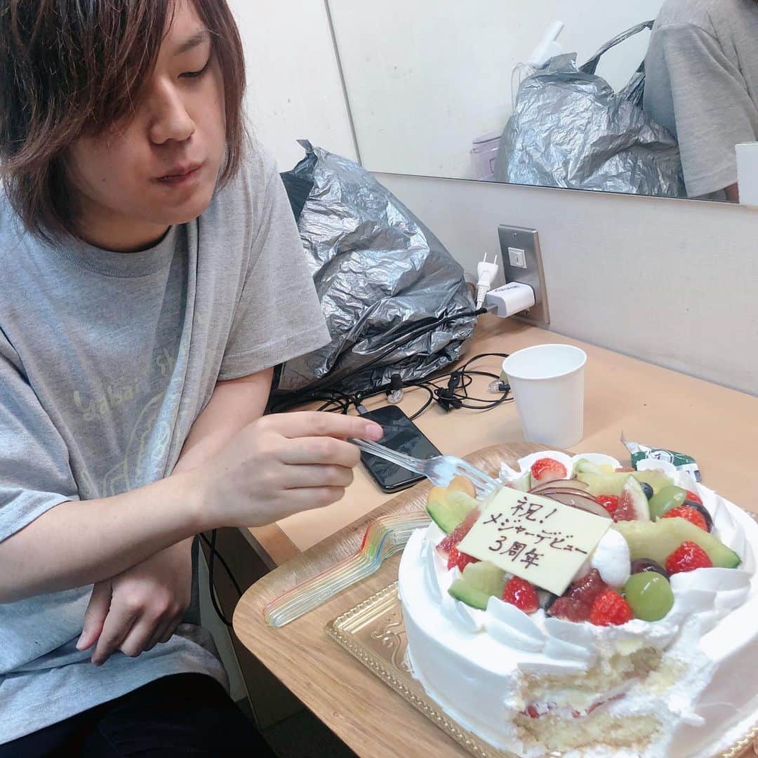 しばたありぼぼさんのインスタグラム写真 - (しばたありぼぼInstagram)「ケーキ食べるときはだいたい切らずにみんなでつついて食べます。」11月7日 20時40分 - shibata_aribobo
