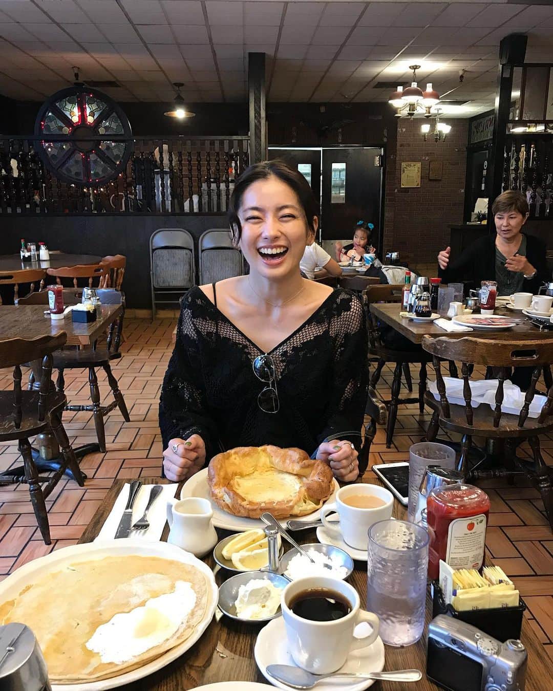 のインスタグラム：「🚲🥞🛍🏝⛰🍽🚌 食べ物編はストーリーあげたよ いちばん気に入ったパンケーキ♫♫ この日の最後にバスのおじさんが激いい人で 旅の優しい想い出ができたmahalo〜🤙 Hawaii写真おわり🌭❤︎❤︎ #trip#oneday#Hawaii  #ricohgr2#memory#2019  #morning#originalpancake  #chisatravel#松永ちさと」