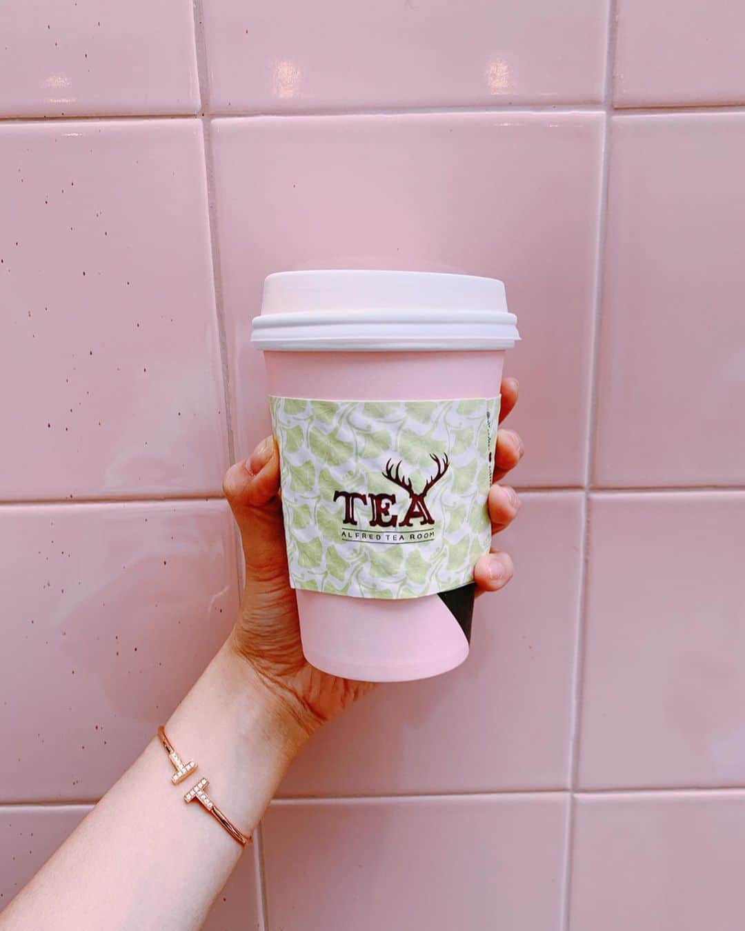 小林涼子さんのインスタグラム写真 - (小林涼子Instagram)「. ALFRED COOFFE  ALFRED TEA ROOM  Tea room は日本にも上陸しているけど Coffee はLAだけなんだって タイル張りの壁やピンクの壁…内装が可愛かった♡ ☕️ 👕🎒 @tuesmontresor_official  #トコ旅　#ロス #ロサンゼルス旅行 #ロサンゼルス観光 #アルフレッドティールーム #アルフレッドコーヒー #alfredtearoom #alfredcoffee #coffee #lovefood #la #losangelesfood #easyfastfoodathome」11月7日 20時47分 - ryoko_kobayashi_ryoko