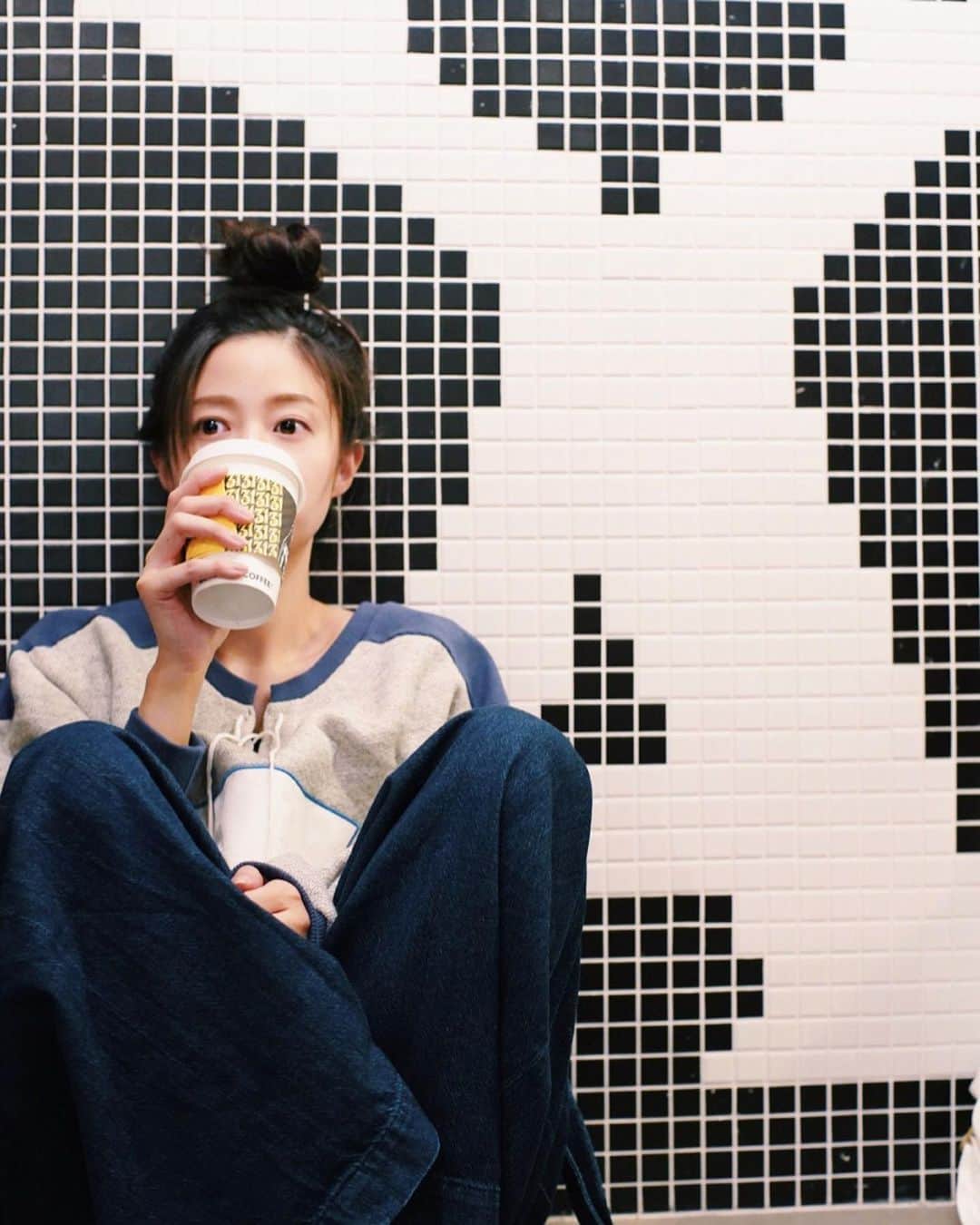 小林涼子さんのインスタグラム写真 - (小林涼子Instagram)「. ALFRED COOFFE  ALFRED TEA ROOM  Tea room は日本にも上陸しているけど Coffee はLAだけなんだって タイル張りの壁やピンクの壁…内装が可愛かった♡ ☕️ 👕🎒 @tuesmontresor_official  #トコ旅　#ロス #ロサンゼルス旅行 #ロサンゼルス観光 #アルフレッドティールーム #アルフレッドコーヒー #alfredtearoom #alfredcoffee #coffee #lovefood #la #losangelesfood #easyfastfoodathome」11月7日 20時47分 - ryoko_kobayashi_ryoko