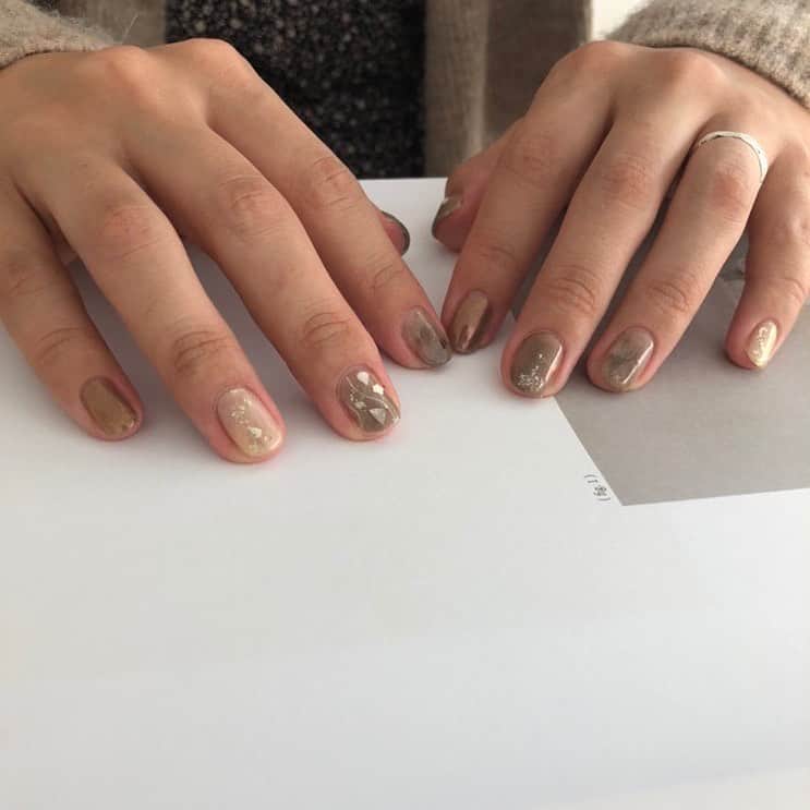 目見田早弥子のインスタグラム：「| new nail. 久しぶりに @johee____ ちゃんに nailしてもらった⚐ もう３年前？くらいにnailしてもらってて ほんと久しぶりに😭❣️ 娘が生まれてからは爪が弱くなって 洗い物するだけで爪が割れてたからジェルしたかったけど 娘預けたりすることができひんから しばらくセルフジェルやってて、 11月やし自分へのご褒美に！と思って☺️🧡 でも毎月通いたいくらいデザインが全部好みやし じょひちゃんの人柄もスキ❣️ 私のフォロワーさんは絶対絶対好きな雰囲気だと思うので checkしてみてください♡ じょひちゃんありがとう〜🌼」