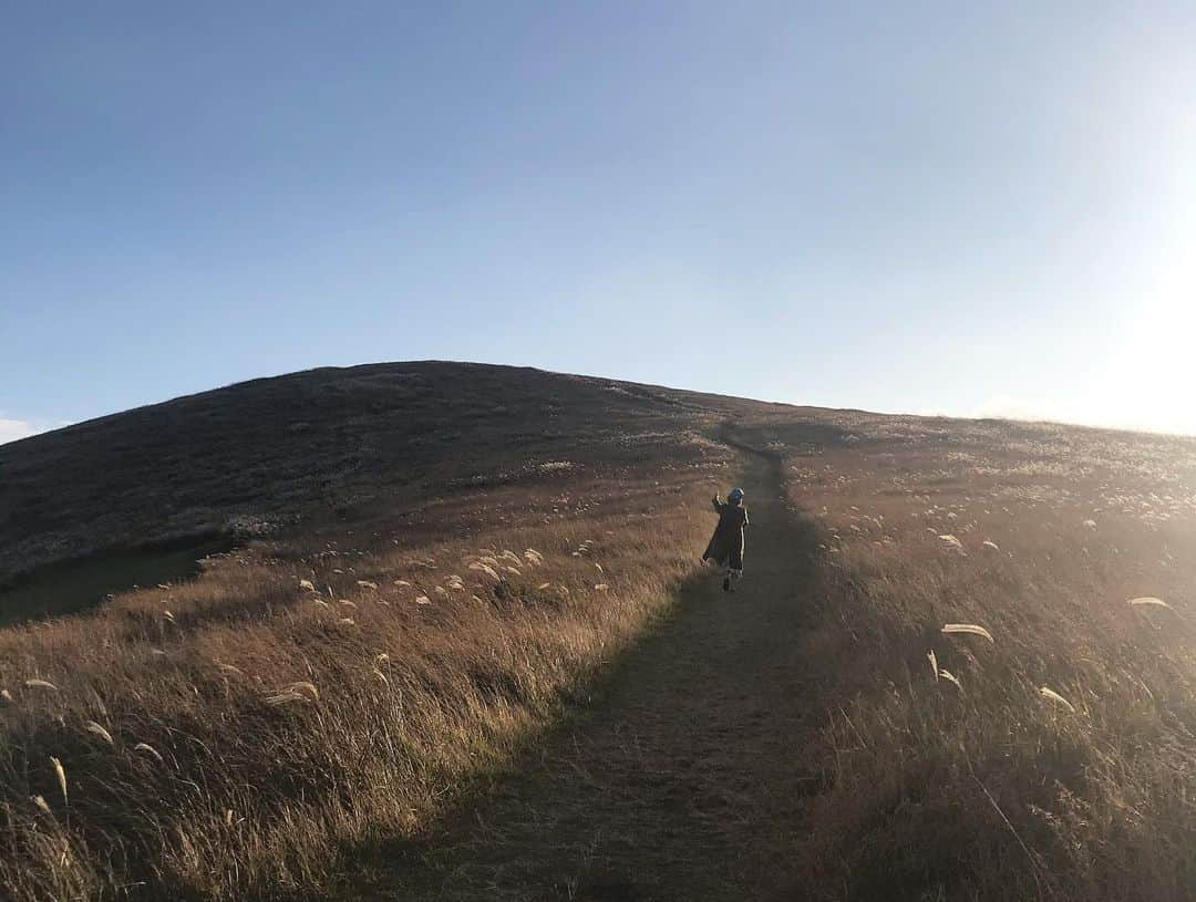 川崎優さんのインスタグラム写真 - (川崎優Instagram)「. . 【鬼岳写真館🏔２】 1枚目..たたずむ鬼岳 2枚目..わたしは鬼岳 3枚目..癒しの鬼岳 4枚目..うつくしき鬼岳 📷..director//Mr.kagiyama #ご清聴ありがとうございました #長崎 #五島市 #鬼岳 #VPロケ #ヘルメットかぶって早6年」11月7日 20時49分 - yuu__noir