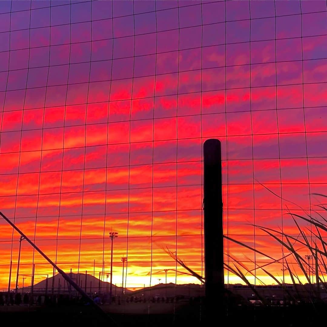 松井礼明さんのインスタグラム写真 - (松井礼明Instagram)「ずいぶんと寒くなってきましたネ。陽が落ちるのが早くなってきました。  #空 #もうすぐ冬 #いつかの夕陽 #綺麗でしたー」11月7日 20時50分 - hiroaki.matsui1976