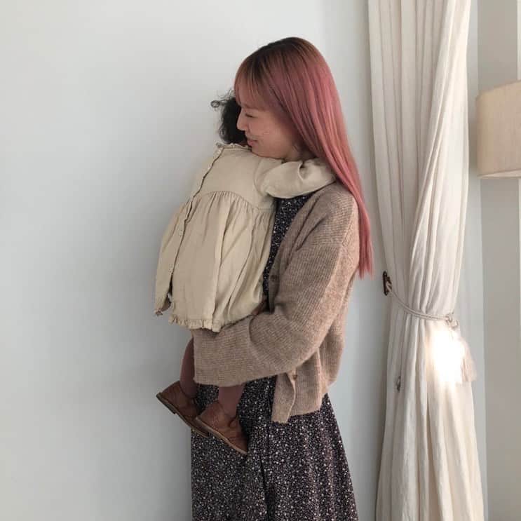 目見田早弥子のインスタグラム：「| 👩🏻‍🦰👶🏻 じょひちゃんがいっぱい撮ってくれた😉🍂 (リップ保湿のみで顔色悪い)」