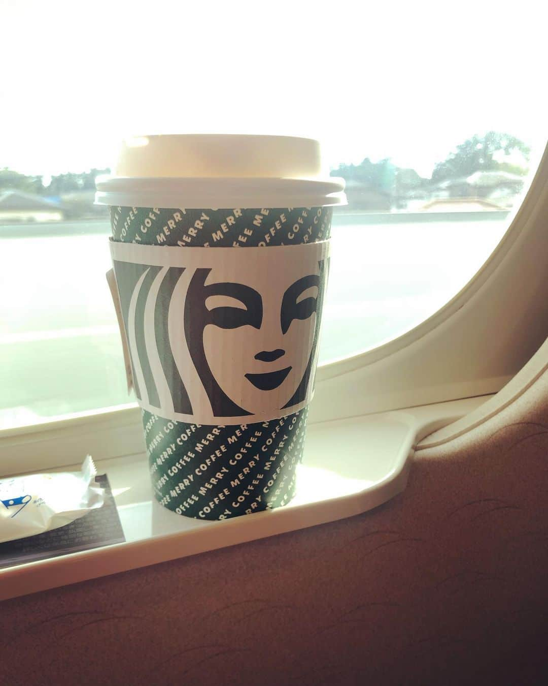 スザンヌさんのインスタグラム写真 - (スザンヌInstagram)「今日はね、﻿ 熊本✈️→東京🚄→大阪🚄﻿ （今ここ。）﻿ →熊本🐻の移動day💘（滞在時間より長くなにかに乗ってるw）﻿ ﻿ 朝から　@electore の撮影して﻿ 新しくなったフェイストリートメントがすっごくよくてお肌褒めてもらうことが多くて幸せだ❤︎﻿ ﻿ 田中くんと九十九ラーメン🍜﻿ 食べに行って（熊本在住の人の中ではいちばん通ってる自覚あり🙆‍♀️）﻿ ﻿ 大阪では @reedit_official の会社にはじめてお邪魔してたのしみたのしみな打ち合わせをしてきました💃﻿ ﻿ 移動はちょっと疲れちゃうけど😂いろんな人に会えてたくさんお話し出来て嬉しかったなぁ💘﻿ ﻿ 今日の赤いワンピースは﻿ @reedit_official で毛布みたいに気持ちいいコートは　@norc.jp の🐻﻿ ﻿ スタバのカップ🥤今日はなんだか一段と美人に見えるのなんでだろう！☕️」11月7日 20時53分 - suzanneeee1028