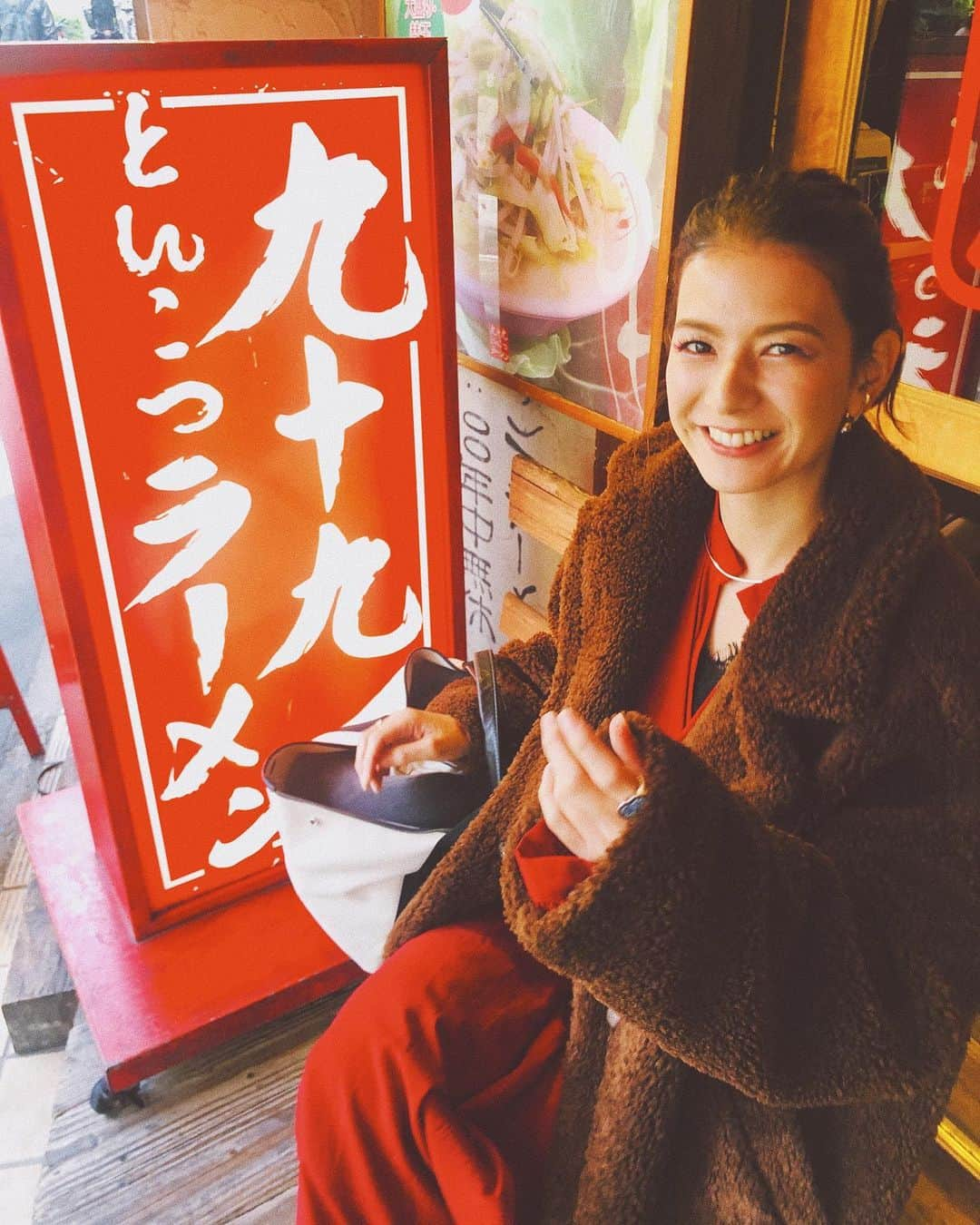 スザンヌさんのインスタグラム写真 - (スザンヌInstagram)「今日はね、﻿ 熊本✈️→東京🚄→大阪🚄﻿ （今ここ。）﻿ →熊本🐻の移動day💘（滞在時間より長くなにかに乗ってるw）﻿ ﻿ 朝から　@electore の撮影して﻿ 新しくなったフェイストリートメントがすっごくよくてお肌褒めてもらうことが多くて幸せだ❤︎﻿ ﻿ 田中くんと九十九ラーメン🍜﻿ 食べに行って（熊本在住の人の中ではいちばん通ってる自覚あり🙆‍♀️）﻿ ﻿ 大阪では @reedit_official の会社にはじめてお邪魔してたのしみたのしみな打ち合わせをしてきました💃﻿ ﻿ 移動はちょっと疲れちゃうけど😂いろんな人に会えてたくさんお話し出来て嬉しかったなぁ💘﻿ ﻿ 今日の赤いワンピースは﻿ @reedit_official で毛布みたいに気持ちいいコートは　@norc.jp の🐻﻿ ﻿ スタバのカップ🥤今日はなんだか一段と美人に見えるのなんでだろう！☕️」11月7日 20時53分 - suzanneeee1028