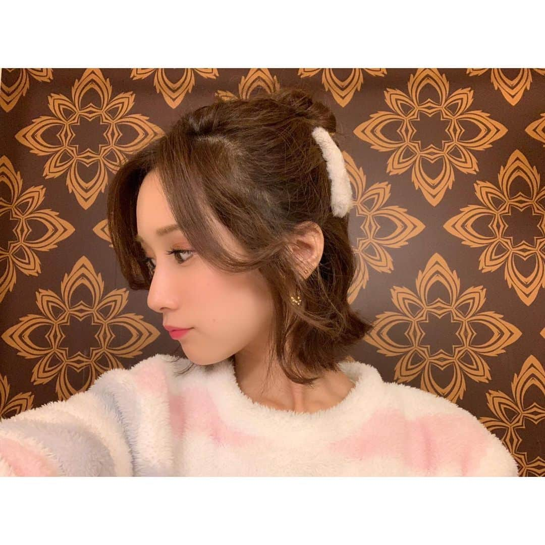 小島みなみさんのインスタグラム写真 - (小島みなみInstagram)「. . 今日は #ハーフアップお団子 🎀 . ふわふわのデカピンかわいい♡ (メイクさん私物) . ふわふわが可愛い時期が やってきたって感じ☺️ . . . #ボブ #ボブアレンジ #ボブヘアアレンジ #ハーフアップ #ヘアアレンジ #収録 #こじみなのパジャマde女子会 #ケンコバのバコバコテレビ」11月7日 20時56分 - kojima_minami_373