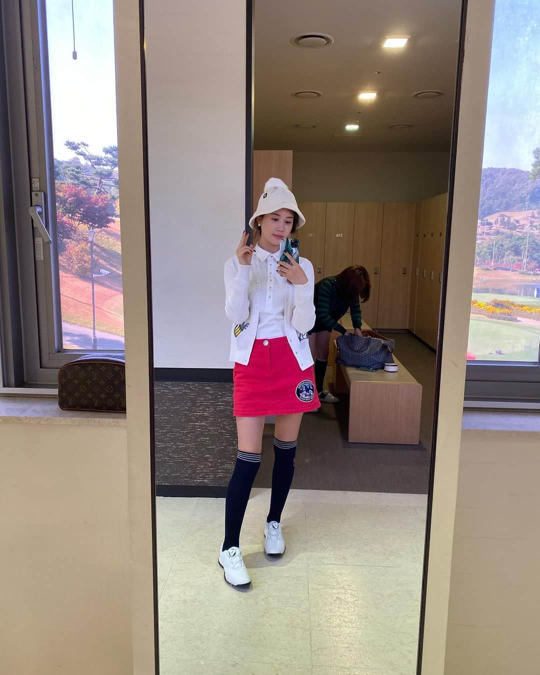 イ・ダヘのインスタグラム：「나.. 골프 좋아하게 된거 아니죠? 아니야..아닐거야.. 그렇지 않아..ㅋㅋ #여긴어디나는누구 #난왜또여기에#골프#재능없다며#적당히해라」