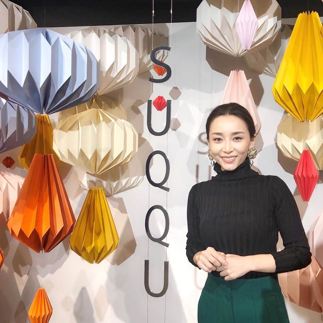 佐々木あさひのインスタグラム：「数日前SUQQUのクリスマスコフレをGET出来てウハウハしていたのも束の間、頭を混乱させながら春の新作発表会に行ってきました🌸モウハルナノ？🤪 春のコレクションのテーマが『折り紙』ということで、折り紙の色合わせや立体感が表現されていて、話を聞けば聞くほどコンセプトに感動🥺 そして春のコレクションと同時に発売されるのが、SUQQU初となるマットリップ！！これを、これを待っていたー！色も豊富で、大人の唇を滑らかに見せてくれるマット🧡 . 個人的に気になったのは、繊細なゴールドパールが入ったリクイドハイライター。肌が喜ぶ輝きをしてる✨ . そして人気のヌードウェアリクイドファンデーションがパワーアップ⤴️⤴️ テクスチャーも美容液のようなとろみに変わり、より薄付きでフィット感が良くなったみたいです。ちなみにカラバリも増えるよ🤫 春コレクションは2020年1月10日、 ファンデーションは3月6日発売。  #SUQQU #春コスメ #新作コスメ @suqqu_official」