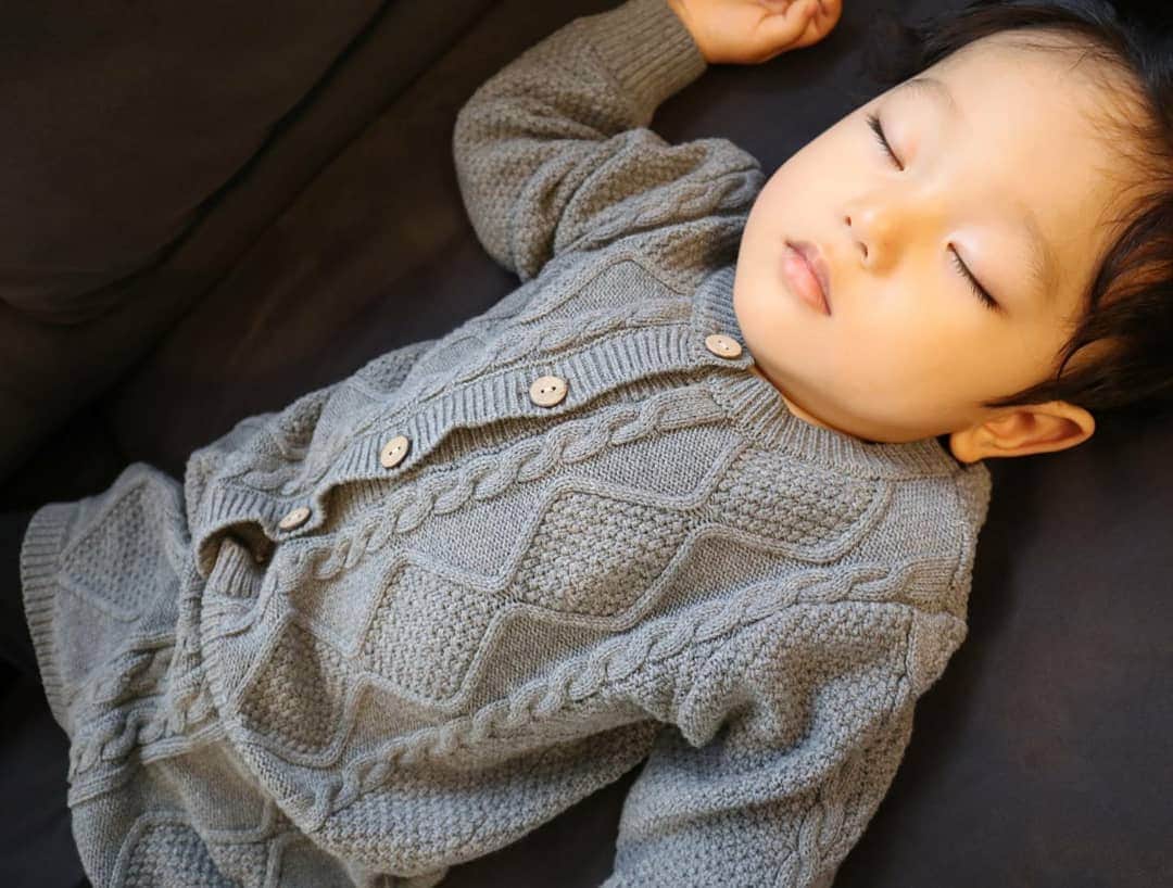 佐藤夏希のインスタグラム：「寝顔がかわいいすばるん💓 寒くなってきたのでセーター着せてみた♡ 子供のセーター姿って何でこんなにかわいいの！(ToT)💜 ズボンもやばいかわいい。 短パンって反則。。 今日スマホを新しくしたのでルンルンで投稿しました☺️💓 * * * * #ママ#ママコーデ#男の子ママ#babyboy#3月生まれ#お出かけ#ママスタグラム#mamastagram#babystagram #ベビーカー#1歳#1歳6ヶ月#成長記録#コドモノ#親バカ#すばるん#子連れランチ#ママchan#デート#家族 #おやこーで @komachi_fashion」