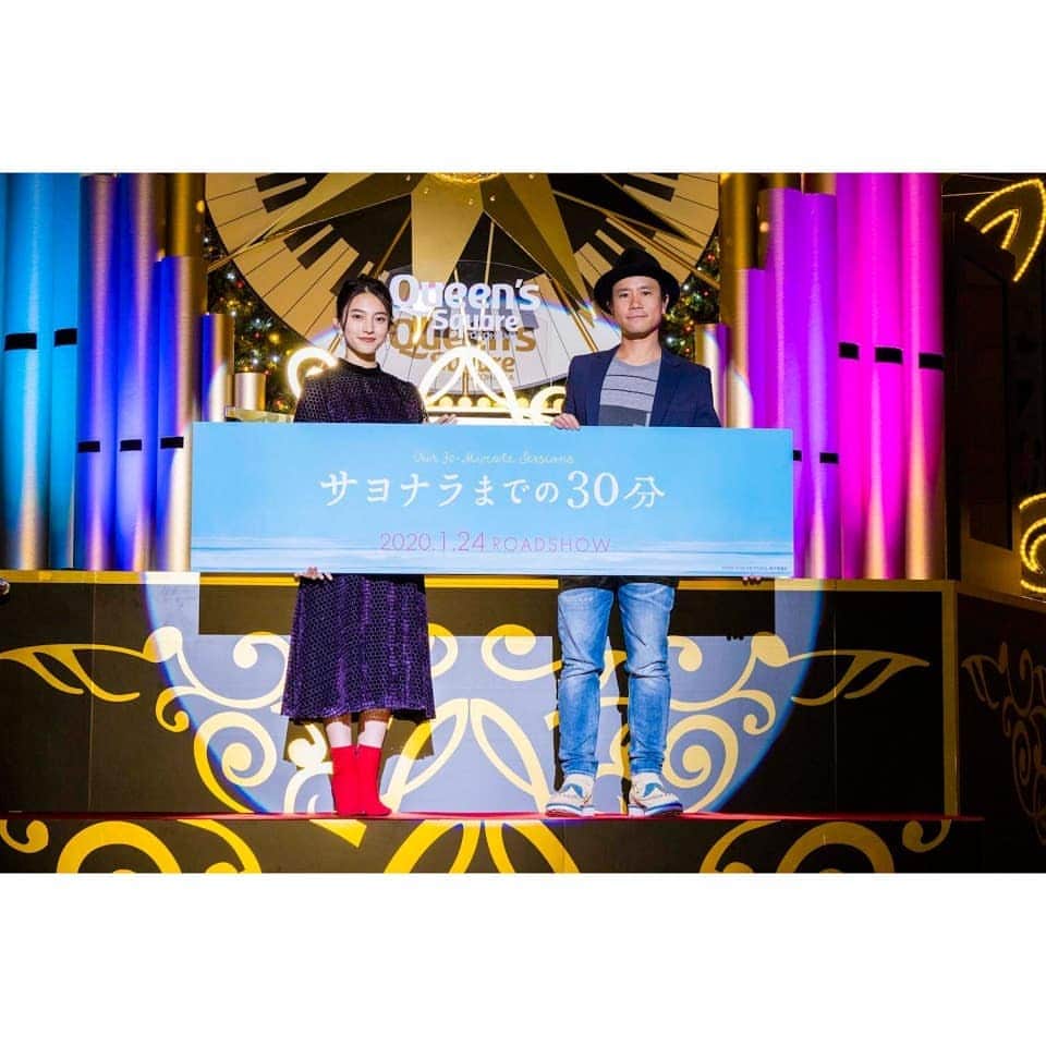 【公式】映画『サヨナラまでの30分』さんのインスタグラム写真 - (【公式】映画『サヨナラまでの30分』Instagram)「⠀ 🔆点灯式イベント🔆⠀ ⠀ 本日クイーンズスクエア横浜にて、⠀ クリスマスツリーの点灯式でした🎄✨⠀ ⠀ 本作のイメージにもぴったりの音符のデコレーション🎶⠀ ⠀ 久保田紗友さん、萩原健太郎監督は⠀ ツリーのショーに始終感動していました☺️⠀ ⠀ コラボツリーは12/25(水)まで🙆💕⠀ ぜひ、お友達や恋人とお越しください🌟⠀ ⠀ #久保田紗友⠀ #萩原健太郎⠀ #サヨナラまでの30分⠀ #2020年1月24日全国ロードショー」11月7日 21時02分 - sayonara_30min