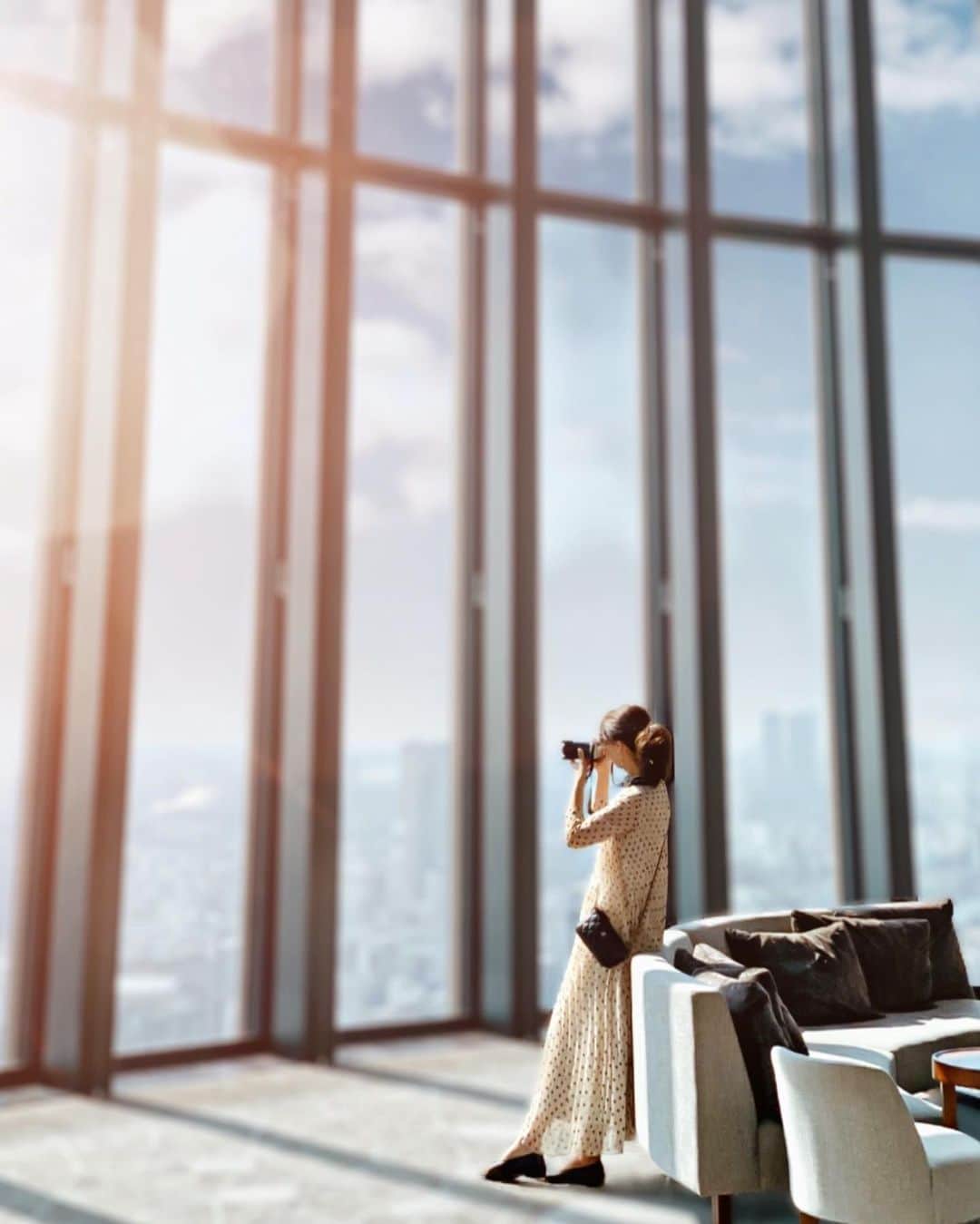 のインスタグラム：「ℂ𝕠𝕟𝕣𝕒𝕕 𝕆𝕤𝕒𝕜𝕒 青も雲もすぐそこ☁️ ・ ・ なんとなくパッと撮ってもらえた1枚 1枚目ってすごく自然なんです♡ 𓏧𓏧𓏧𓏧𓏧𓏧𓏧𓏧𓏧𓏧𓏧𓏧𓏧𓏧𓏧𓏧𓏧𓏧𓏧𓏧𓏧𓏧𓏧𓏧𓏧𓏧𓏧𓏧𓏧 #modernart#modernarchitecture#architecture#architectureporn#ihavethisthingswithfloors#fromwhereyoustand#amazingfloorsandwanderingfeet#floordesign#osakasweets#architecturelovers#architectureporn#building#japanesearchitecture#streetphotography#monotoneinterior#conradosaka#osakahotel#stairs#downstairs#螺旋階段#階段#大阪アフタヌーンティー#ホテルアフタヌーンティー#モダンアート#建物#コンラッド大阪#大阪グルメ#大阪カフェ#骨盤ショーツ#ギュギュギュ」