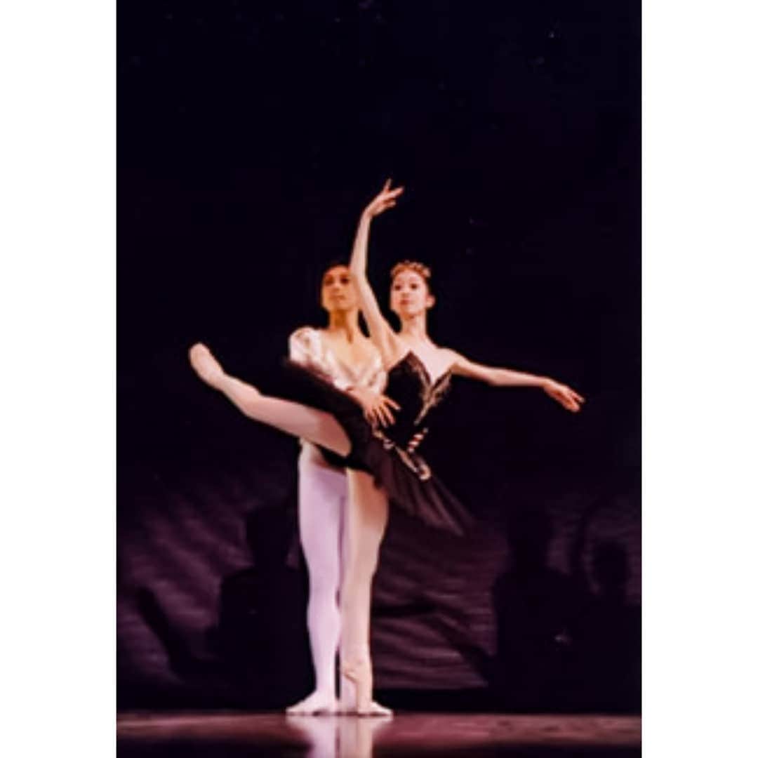峯岸伽奈のインスタグラム：「. . .  throw back a long time ago.  my first time doing black swan pas de deux.  maybe I was 15?  this is one of the unforgettable performance.  with @reiko_yamamoto_ballet  本当にこの舞台は今でも鮮明に思い出せる。嫌な意味で。でも、夏休みに毎日たくさん練習して、たくさん成長した舞台。 ふと思い出したので…  #throwback #tbt #swanlake #blackswan #バレエ #ブラックスワン　 #黒鳥 #苦い思い出 #細い」
