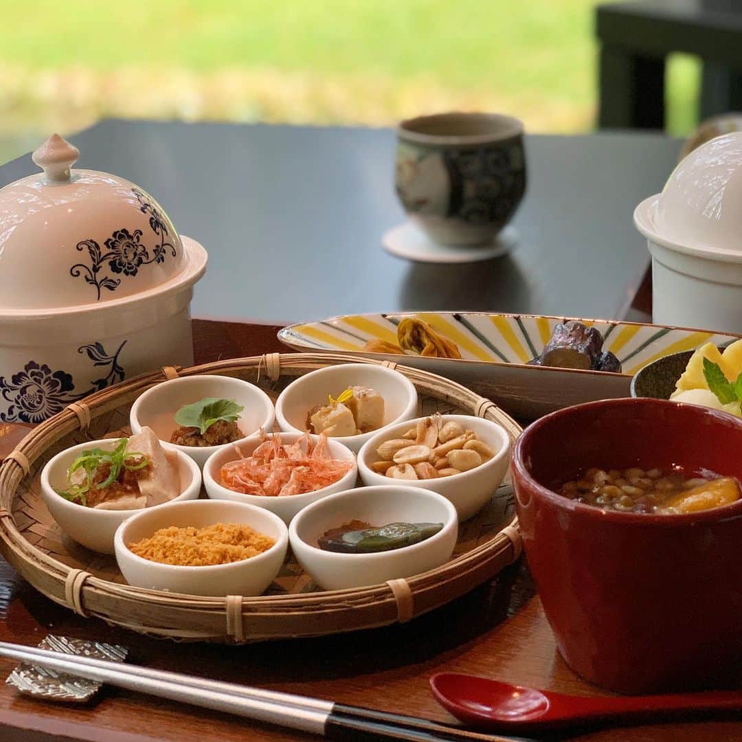 篠原菜月さんのインスタグラム写真 - (篠原菜月Instagram)「台湾式お粥の朝食や台湾で親しまれている食材を使った夕食もとっても美味しかった🇹🇼👏✨ 器も美しい✨ 薬味を少しずついれていただくお粥を食べれて満足！朝食には伝統的な台湾スイーツ「豆花」も😋 ・ ・ ・ @hoshinoresorts.official  #星のやグーグァン#台湾#台中 #星のや#グーグァン#温泉リゾート#温泉#台湾式朝食#お粥#台湾スイーツ#豆花#トウファ#夕食#和食会席#hoshinoresorts#hoshinoyaguguan#Taiwan#gugan#travel#trip#台湾旅行#海外旅行#🇹🇼」11月7日 21時10分 - natsukishinohara