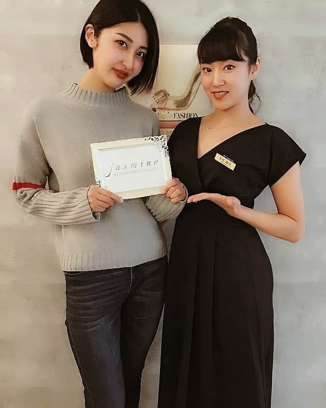 Lisaのインスタグラム：「. 今日は大好きなあやのちゃんがいる jasmineさんへ♥️ . バストは大きさはあるけど とにかく若い頃からハリがなさすぎて。笑 ずーーっと悩みだったのでいい施術があるよ！ ってあやのちゃんから聞いて楽しみにしてた♥️笑 . 私は姿勢が悪いのでそれも根本から 治してくれて、とにかく2枚目見てもらったら わかるけどぜんっぜんちがうの！！笑 上が施術前に撮った写真で下が施術後！笑 こんなことになる？笑 すごすぎて思わず叫びました。笑笑笑 . 女子たち！整形で変なもの入れるより 絶対これやったほうがいいよ！！！笑 何回かやったら持続するんだって😳😳 私はハリ目的だけどもちろんバストアップも できるそうです♥️ . これから通うの楽しみ😍😍✨✨ . ありがとうございました♥️♥️ #jasmine#ジャスミン栄店#バストアップ#バストケア#エステ#名古屋#instagood#instalove#instamag#likeforlikes#happy」