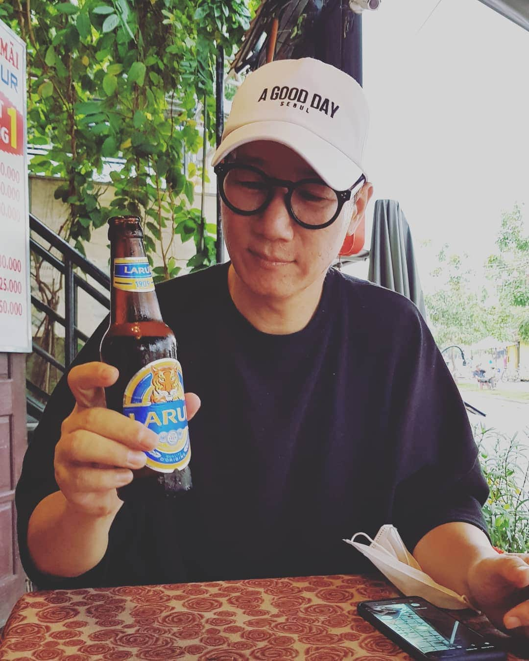 チ・ソクジンさんのインスタグラム写真 - (チ・ソクジンInstagram)「이거이 베트남 맥주# 한잔먹고얼굴빨개짐」11月7日 21時12分 - jeeseokjin