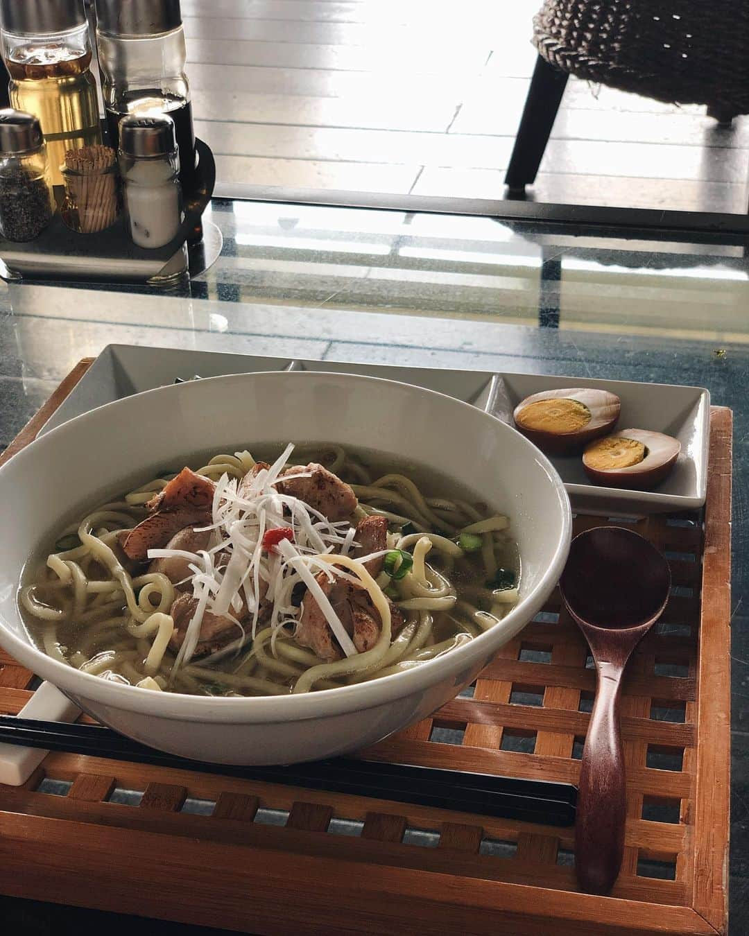 大橋菜央さんのインスタグラム写真 - (大橋菜央Instagram)「Lunch & cafe time♡ . . . フクギ並木からすぐの海カフェ cafe CAHAYA BULANでランチ🍜 目の前に広がる海の向こうには遠く伊江島が見える絶景カフェ🌊 . 途中今年オープンしたばかりの オキナワ ハナサキマルシェへ🌺 北部初出店のおしゃれスタバに もとぶならではのグルメが揃う🙌 MiaはBenny’s & KOURI SHRIMPのバナナスムージーがお気に入りで なぜかこの真剣な表情で一気に飲み干した😂 . . . #cafecahayabulan #ハナサキマルシェ #沖縄ランチ #海カフェ  #備瀬 #3世代旅 #沖縄旅行 #沖縄旅 #生後20ヶ月 #1歳8ヶ月 #こどものいる暮らし #naoliving_okinawa」11月7日 21時13分 - naoliving