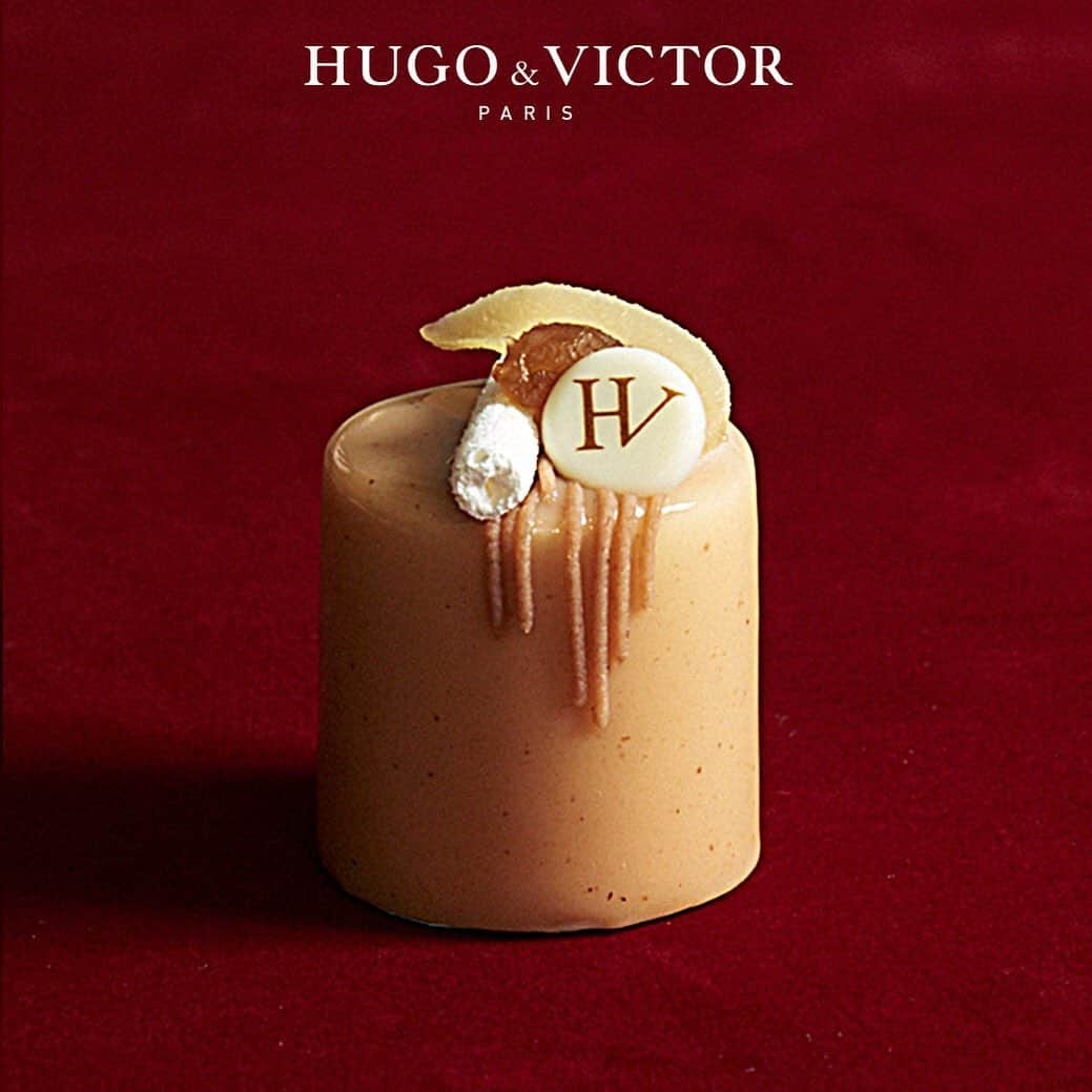 HUGO & VICTORさんのインスタグラム写真 - (HUGO & VICTORInstagram)「＼Entremet Marron Poire！／ 大好評のマロンフェアより人気の「アントルメ マロン ポワール」をご紹介。 . ✶ ━━━━━━━━━━━━━━━━━━━━━━ ✶ ＜Entremet Marron Poire（アントルメ マロン ポワール)＞ 価格：850円(税別) 販売期間：販売中～2019年11月26日(火) 販売店舗：全店で販売 ✶ ━━━━━━━━━━━━━━━━━━━━━━ ✶ . ヘーゼルナッツパウダーをふんだんに使用したダックワーズの生地の上にフランス・ローヌ渓谷の洋梨から作られたブランデーを効かせた洋梨のムースを合わせています。ケーキ中央部分には洋梨のコンポートと栗の粒、マロンクリームを使用したクレームマロンが詰められています。トッピングにはマロンと洋梨のコンフィ、マロンクリームとペーストを合わせて作ったヴェルミセル、メレンゲを飾りました。濃厚なマロンの味わいに爽やかな洋梨を合わせたHUGO & VICTORならではの組み合わせです。 . . . #hugoetvictor #hugoandvictor #hugovictor #patissier #chocolatier #patisserie #chocolaterie #sweets #chocolat #cake #gift #gourmet #tokyogourmet #marron #ユーゴアンドヴィクトール #チョコレート #パティスリー #ショコラトリー #ショコラ #アイスクリーム #グルメ #美味しい #スイーツ #パティシエ #ショコラティエ #マロン #栗 #秋限定 #ポワール #洋梨」11月7日 21時15分 - hugovictor_jp