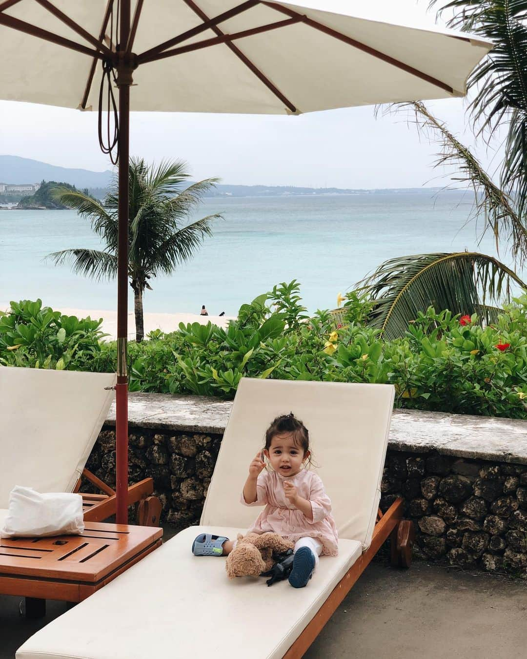 大橋菜央さんのインスタグラム写真 - (大橋菜央Instagram)「Enjoyed Grandma’s puppet show at the pool side⛱ . . . チェックアウト前の朝さんぽ🚶‍♀️ . ばーばの人形劇にハマって大爆笑🤣❣️ 平和🥺 . 黒い木のうさちゃんは ホテルのライフスタイルショップで発見♡ すっかり気に入って連れて帰ることになりました🐰✈︎ . . . #terracehotels #テラスホテルズ #ザブセナテラス #thebusenaterrace #3世代旅 #沖縄旅行 #沖縄旅 #生後20ヶ月 #１歳8ヶ月 #naoliving_okinawa #miababyliving」11月7日 21時26分 - naoliving