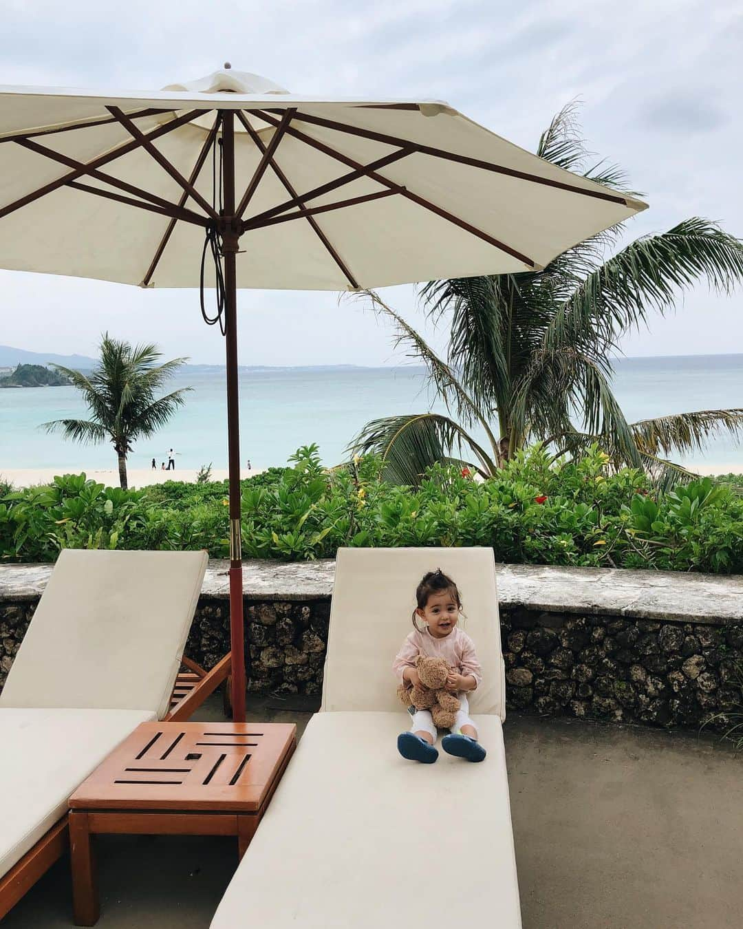 大橋菜央さんのインスタグラム写真 - (大橋菜央Instagram)「Enjoyed Grandma’s puppet show at the pool side⛱ . . . チェックアウト前の朝さんぽ🚶‍♀️ . ばーばの人形劇にハマって大爆笑🤣❣️ 平和🥺 . 黒い木のうさちゃんは ホテルのライフスタイルショップで発見♡ すっかり気に入って連れて帰ることになりました🐰✈︎ . . . #terracehotels #テラスホテルズ #ザブセナテラス #thebusenaterrace #3世代旅 #沖縄旅行 #沖縄旅 #生後20ヶ月 #１歳8ヶ月 #naoliving_okinawa #miababyliving」11月7日 21時26分 - naoliving