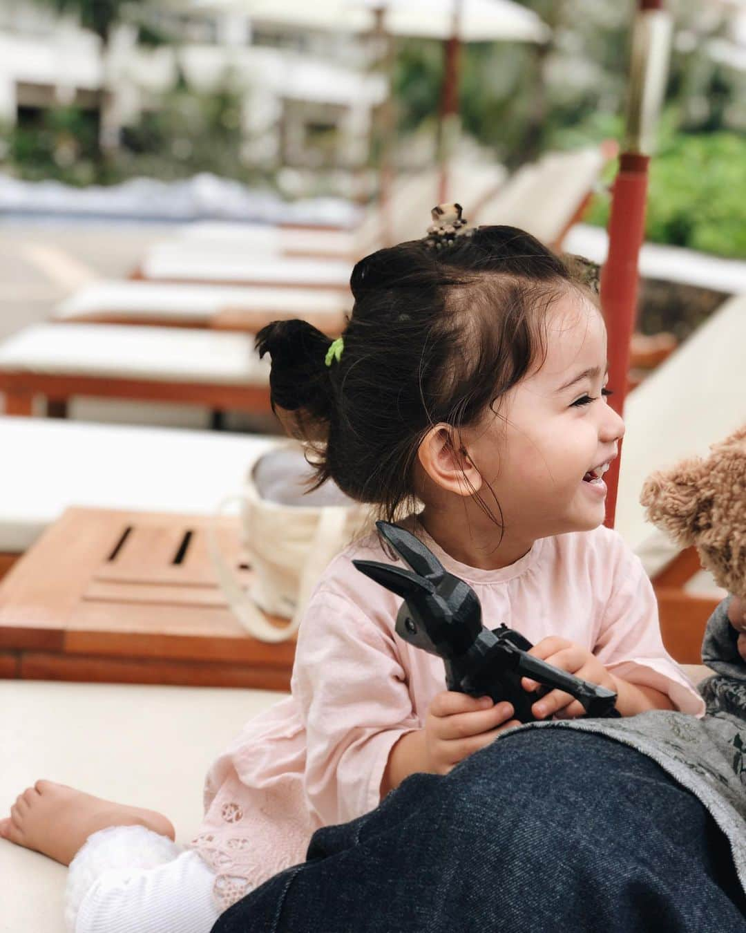 大橋菜央さんのインスタグラム写真 - (大橋菜央Instagram)「Enjoyed Grandma’s puppet show at the pool side⛱ . . . チェックアウト前の朝さんぽ🚶‍♀️ . ばーばの人形劇にハマって大爆笑🤣❣️ 平和🥺 . 黒い木のうさちゃんは ホテルのライフスタイルショップで発見♡ すっかり気に入って連れて帰ることになりました🐰✈︎ . . . #terracehotels #テラスホテルズ #ザブセナテラス #thebusenaterrace #3世代旅 #沖縄旅行 #沖縄旅 #生後20ヶ月 #１歳8ヶ月 #naoliving_okinawa #miababyliving」11月7日 21時26分 - naoliving