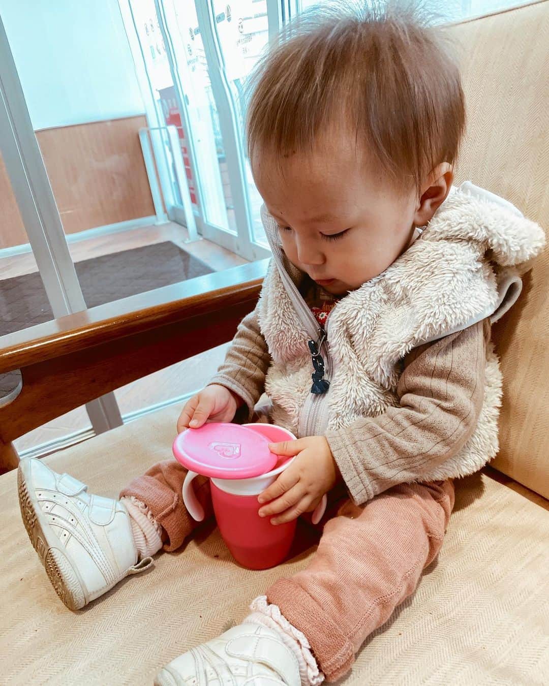 高橋菜摘のインスタグラム：「my favorite! . . ストーリーにも載せた ちょーおすすめベビーマグ♡ 息子の時はこぼれないマグを探して コンビのteteo一択だったけど 今は進化して色んなの出てるよね！ . そんな中で娘と私の1番お気に入りは ママ友におすすめしてもらった マンチキンというマグ♡ 360度どこからでも飲める、 ほぼこぼれない、 超洗いやすくてカビない。 ↑ここちょー大事。 ストローのカビ問題本当嫌だから！ そして食洗機対応🙆‍♀️ . 少し吸えば出てくる優秀マグだから そんなに上げなくても飲めるんだけど 娘は首の限界まで持ち上げないと 気が済まない様子🤣 いつまでやるかな、可愛い。 こういう変な癖って一瞬で終わっちゃうから 後回しにしがちだけど 忘れずに撮っておかなきゃね🤳 ________________ #赤ちゃんのいる生活  #女の子ママ #女の子ベビー #1歳 #マグ #育児グッズ #赤ちゃん用品  #ママリ #癖 #女の子コーデ  #babygirl #baby #mamagirl #babyfashion #1yearsold #favorite」