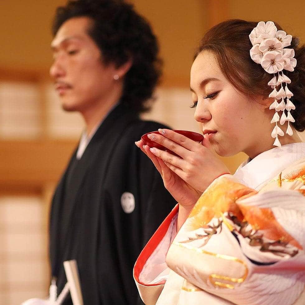 五十嵐邸ウエディングさんのインスタグラム写真 - (五十嵐邸ウエディングInstagram)「10月の素敵な新郎新婦様💕お幸せに✨ 日本の伝統美がより心に残る想い出とともに彩ります✨🎀 #五十嵐邸ガーデン  #邸宅ウェディング #古民家ウェディング  #五十嵐邸ウエディング # 和婚#和装ウェディング  #大人ウェディング #おしゃれ花嫁  #新潟ウェディング #新潟花嫁 #新潟プレ花嫁 #プレ花嫁 #卒花嫁 #卒花  #結婚式 #結婚式準備 #花嫁準備 #ブライダルフォト #ウエディングフォト  #2019夏婚 #2019秋婚 #2019冬婚 #婚約 #小さなウェディング  #花嫁さんと繋がりたい #日本中のプレ花嫁さんと繋がりたい #プロカメラマン#ツインズ#sakuramanagement事務所」11月7日 21時24分 - ikarashitei.wedding