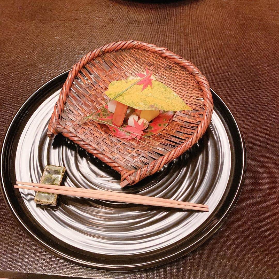 トリンドル玲奈さんのインスタグラム写真 - (トリンドル玲奈Instagram)「秋ね、、☺️🍂﻿ ﻿ 醤油差しがかわいくて、﻿ 家でもこういうのに入れたいなぁ。﻿ ﻿ Love japanese food...:)」11月7日 21時25分 - toritori0123