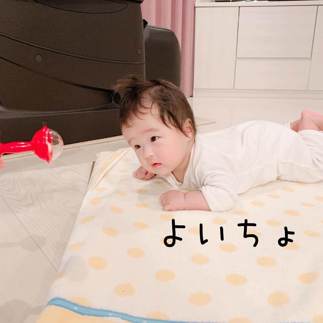 しほの涼のインスタグラム：「寝返りまだだけど、うつ伏せが上手に出来てます🥰 いつもと視野が違うから娘も嬉しそう😊 あと、このピチョンくんみたいに立った髪の毛😂私達夫婦は可愛くて仕方ないんですが、インスタ見てくださってる方も可愛いって言ってくださって嬉しかったです😂💦 #親バカ部 #赤ちゃん #生後3か月 #生後3か月半 #赤ちゃんのいる暮らし #赤ちゃんのいる生活 #うつ伏せ練習 #うつ伏せトレーニング #寝返り#寝返りしない #寝返り練習 #ベビフル#笑神娘さん」
